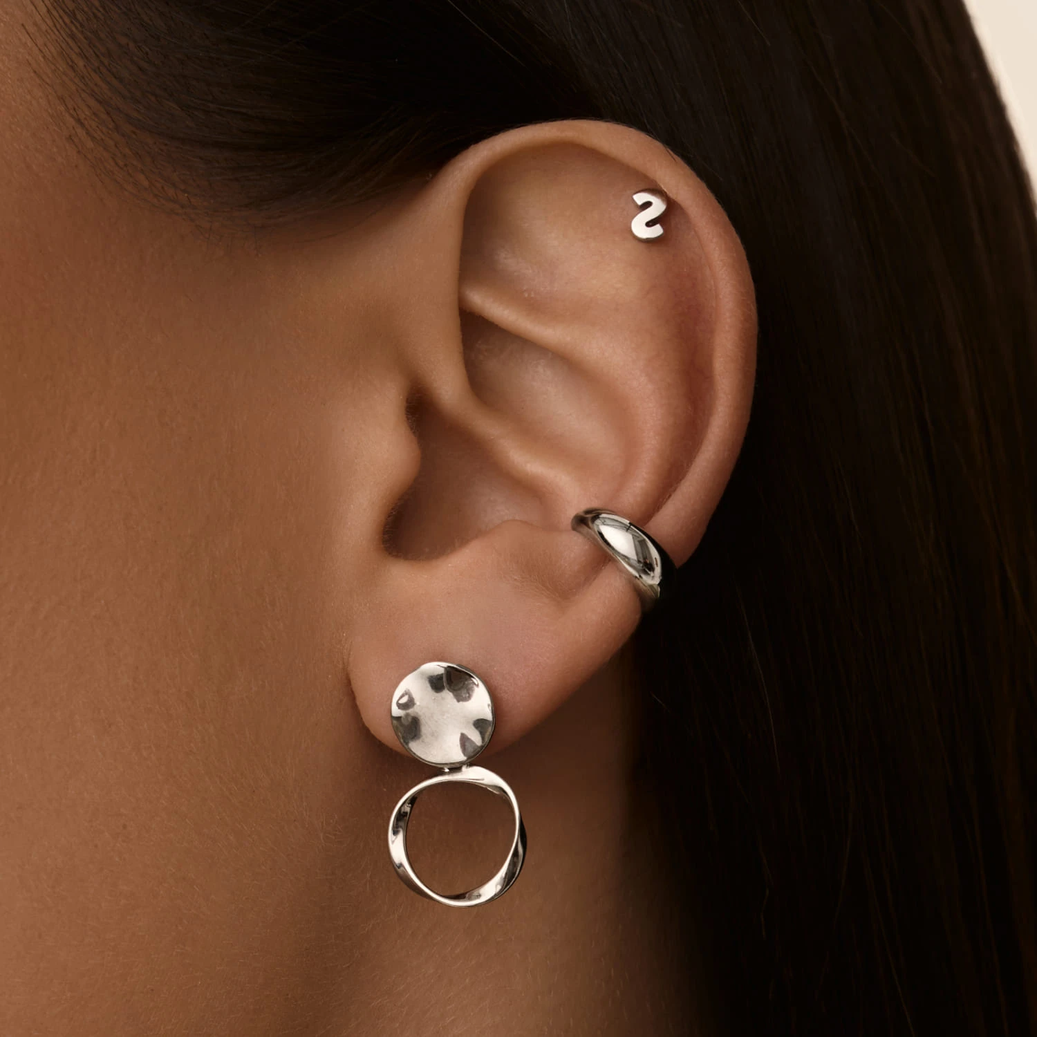 Акцентные пусеты с круглой подвеской MIESTILO