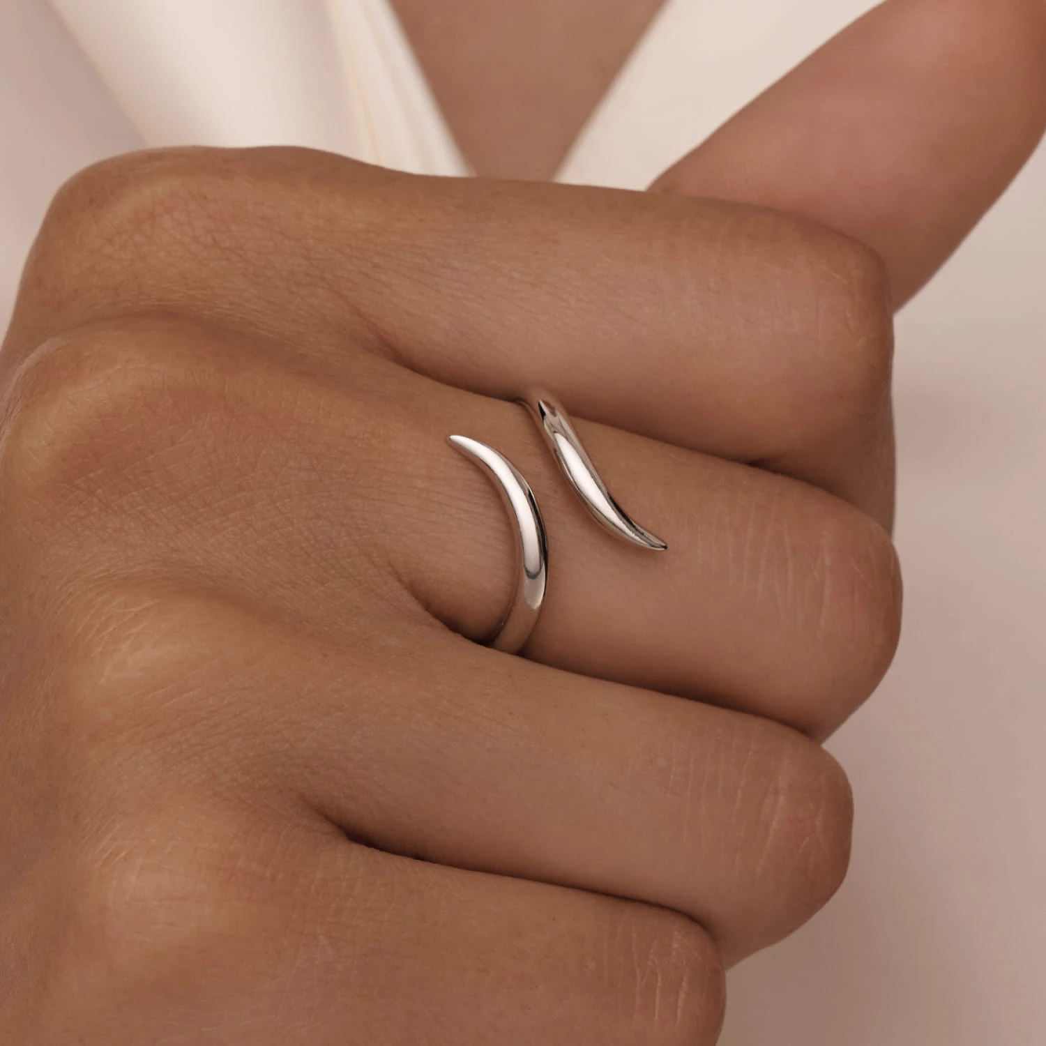 Серебряное кольцо в виде спирали MIESTILO