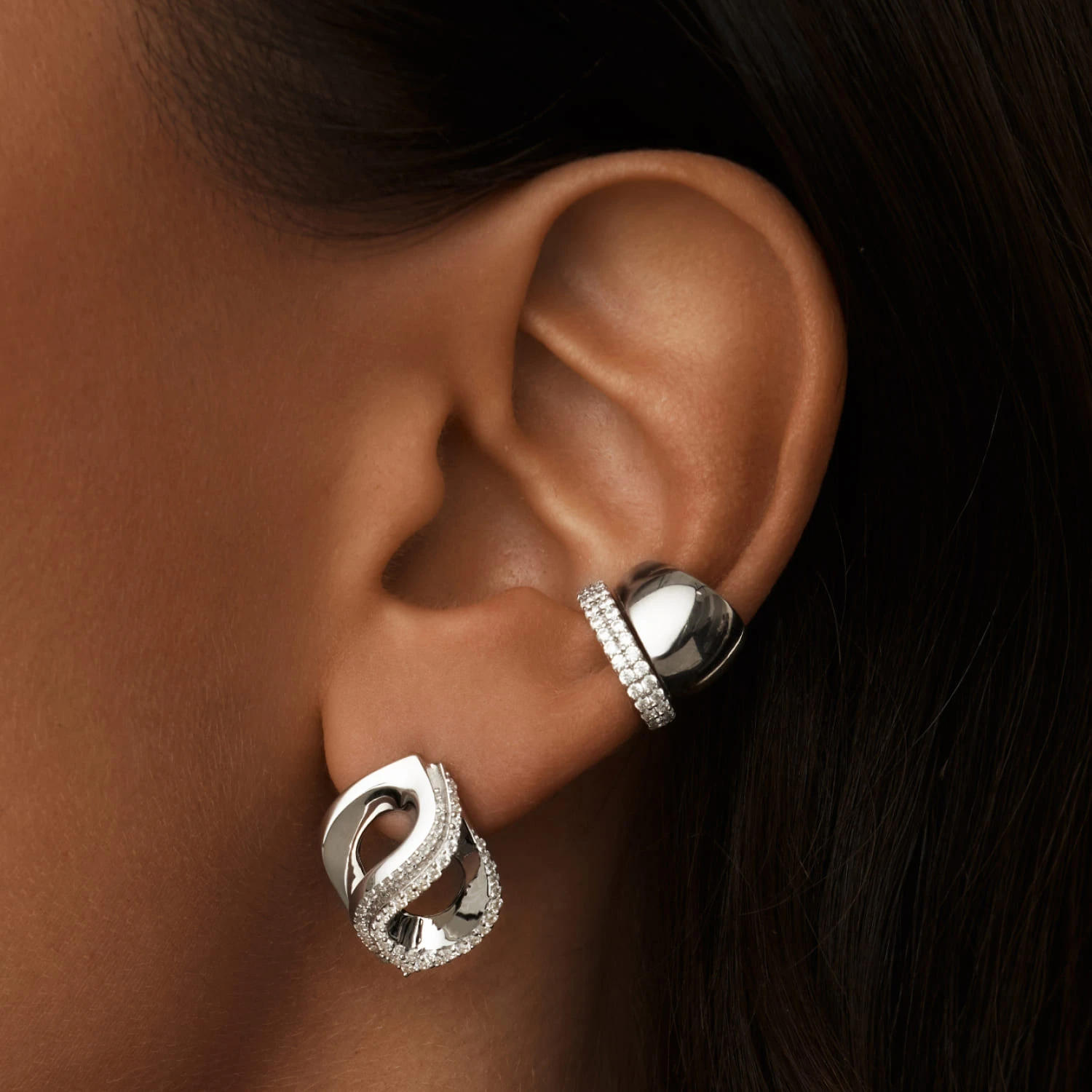 Серебряные переплетенные серьги с фианитами