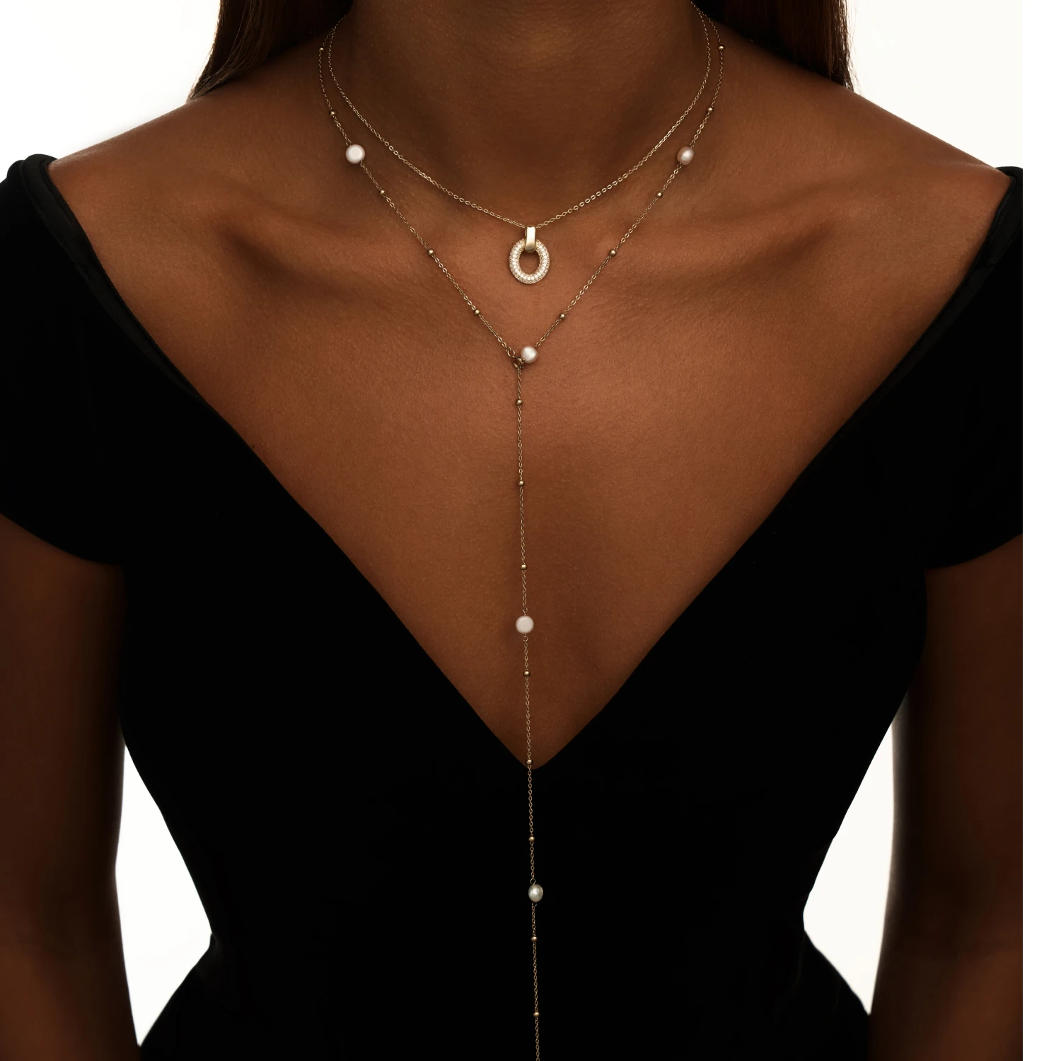 Серебряное колье с овальной подвеской с фианитами