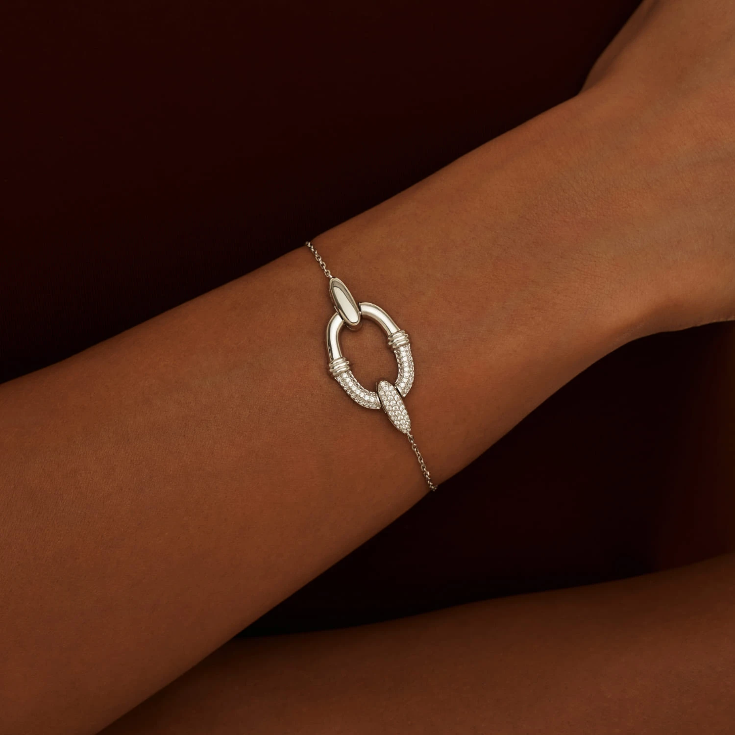 Серебряный браслет с крупным овалом и фианитами