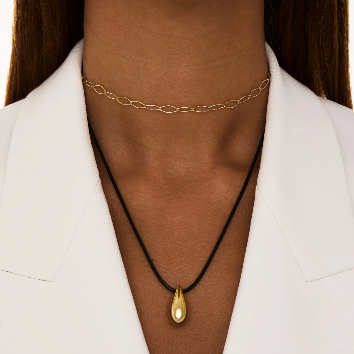 Колье на кожаном шнурке с серебряной подвеской в форме капли в покрытии желтое золото