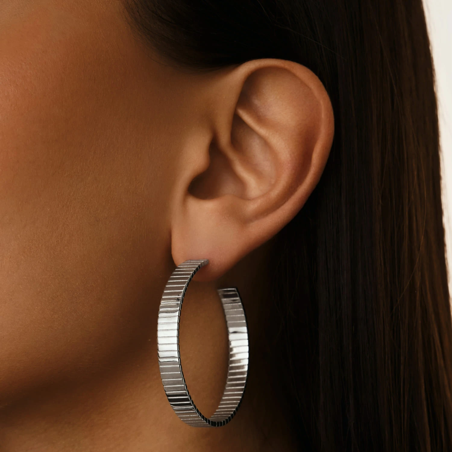 Крупные серьги-кольца из серебра с рельефной поверхностью MIESTILO