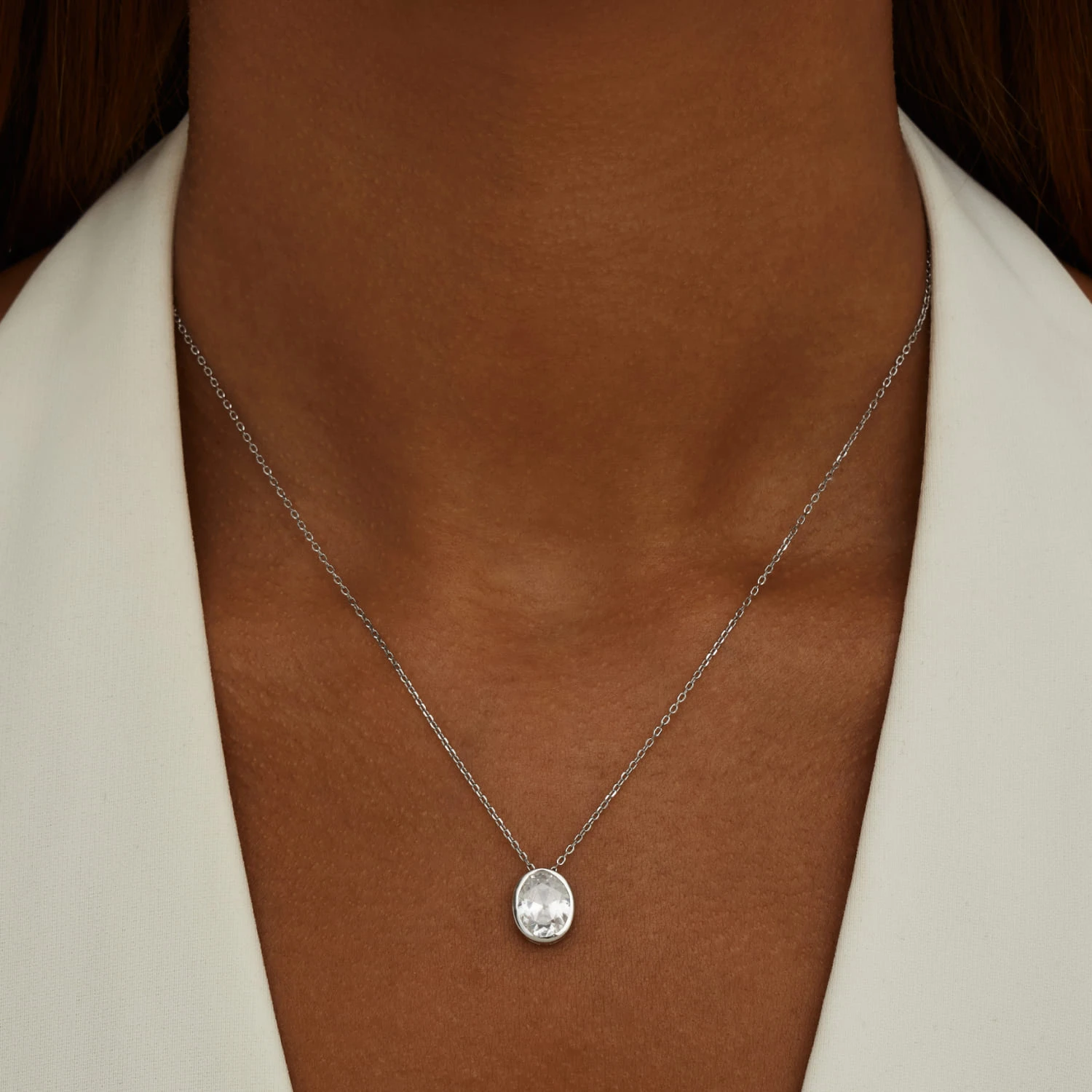 Серебряное колье с овальной подвеской с фианитом
