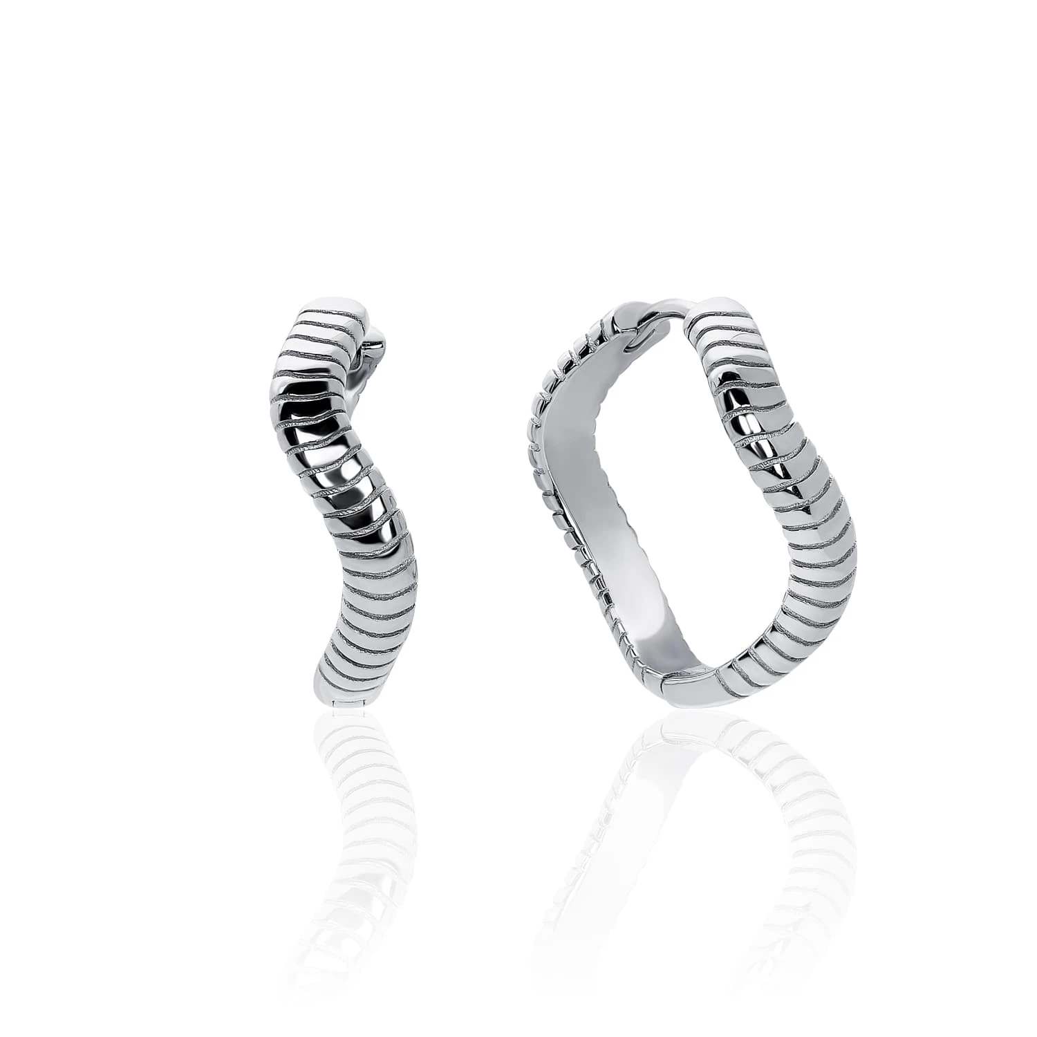 Серебряные серьги-конго с рельефом и волнообразным изгибом MIESTILO 