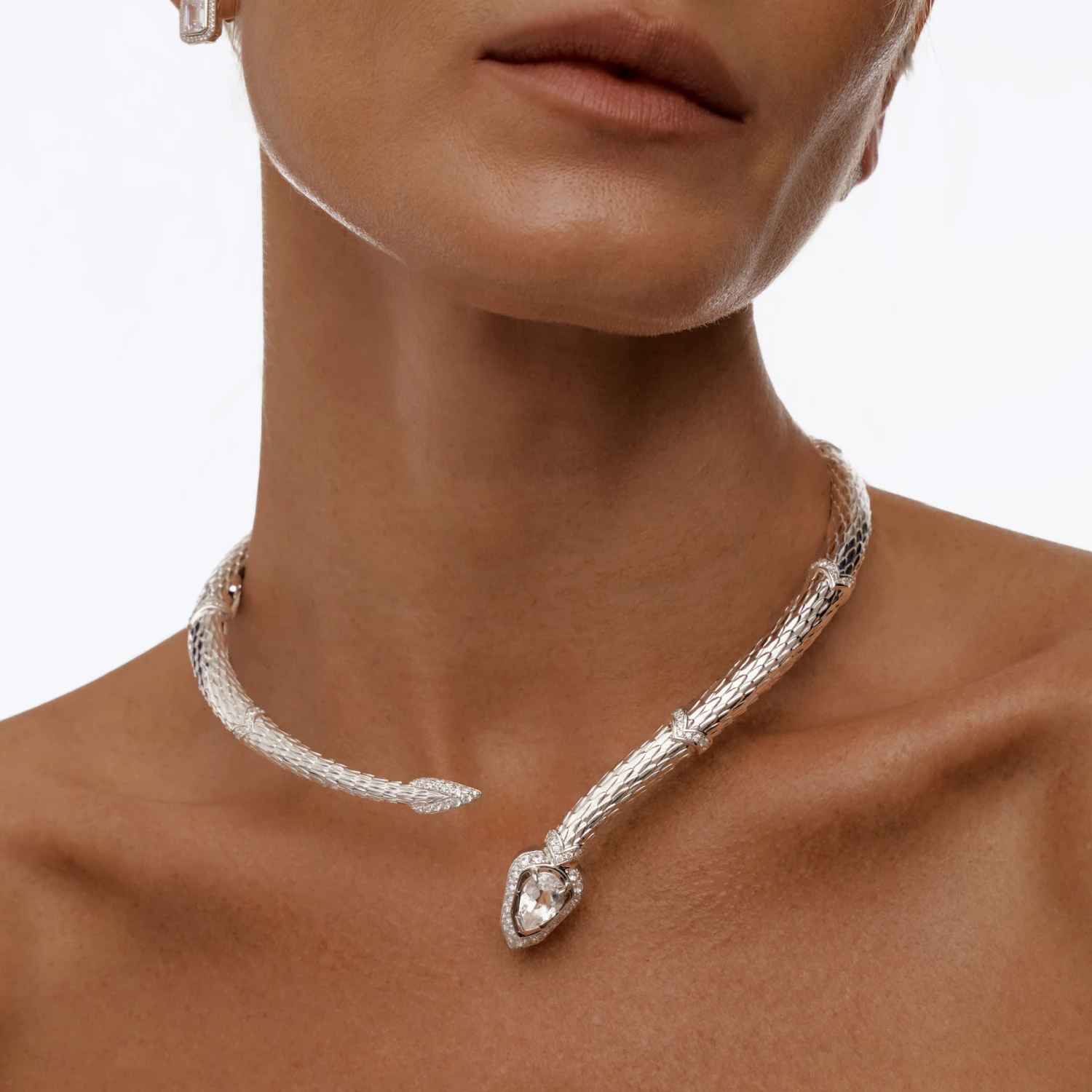 Серебряное жесткое колье Эпиона с горным хрусталем