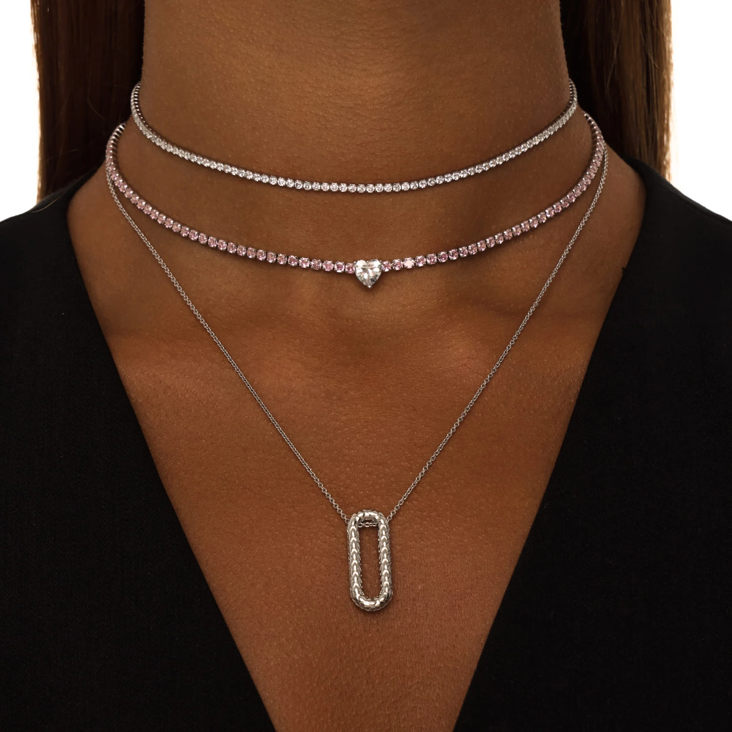 Колье из серебра с фактурным овалом и фианитами