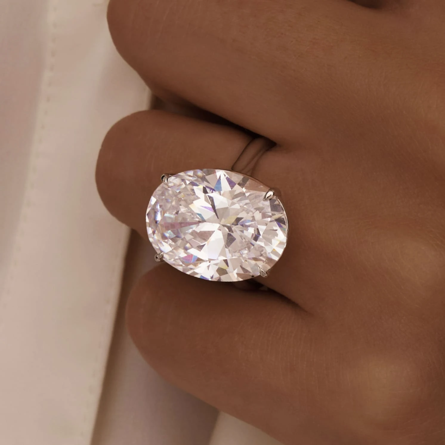 Коктейльное кольцо из серебра с фианитом Овал