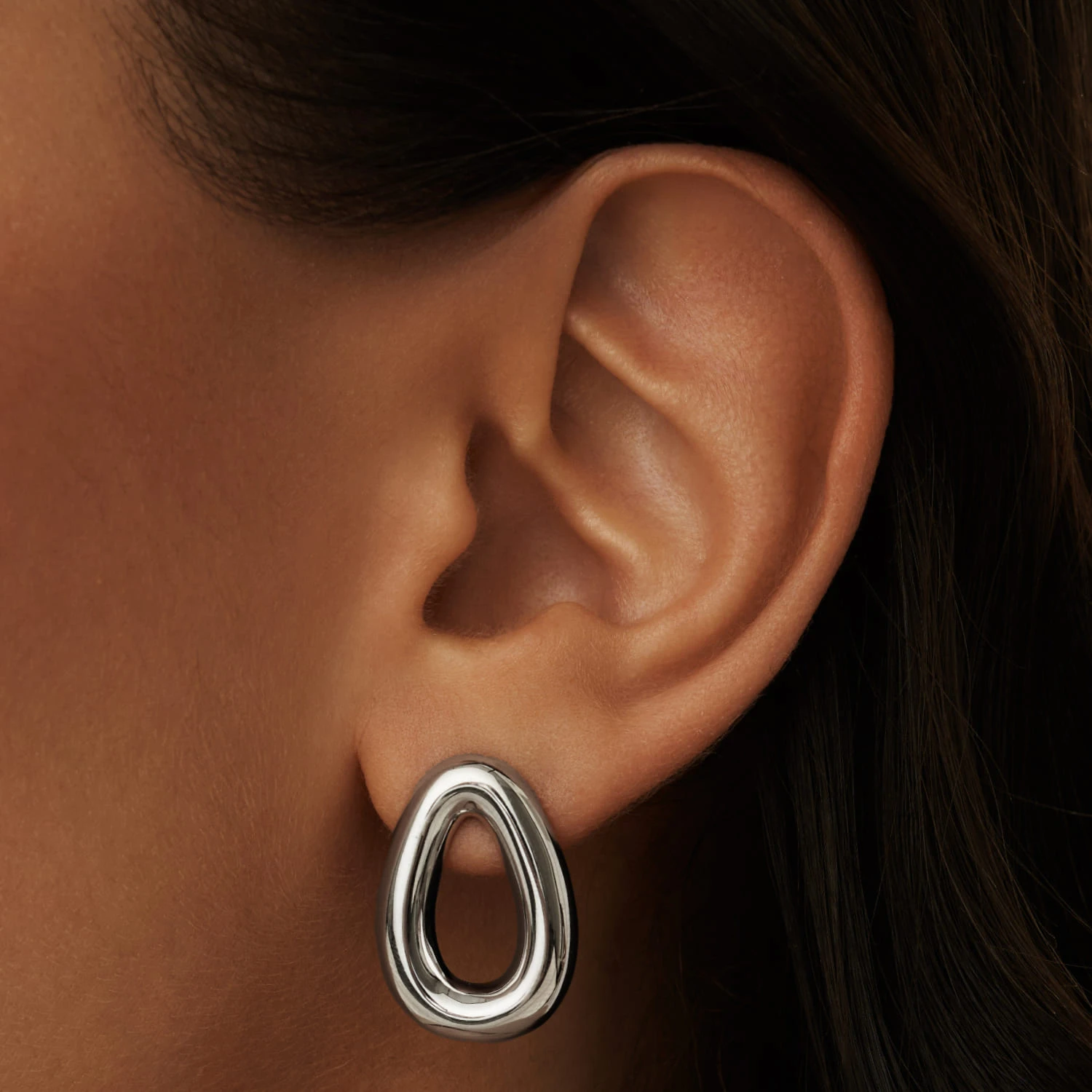 Серебряные дутые серьги в форме капли