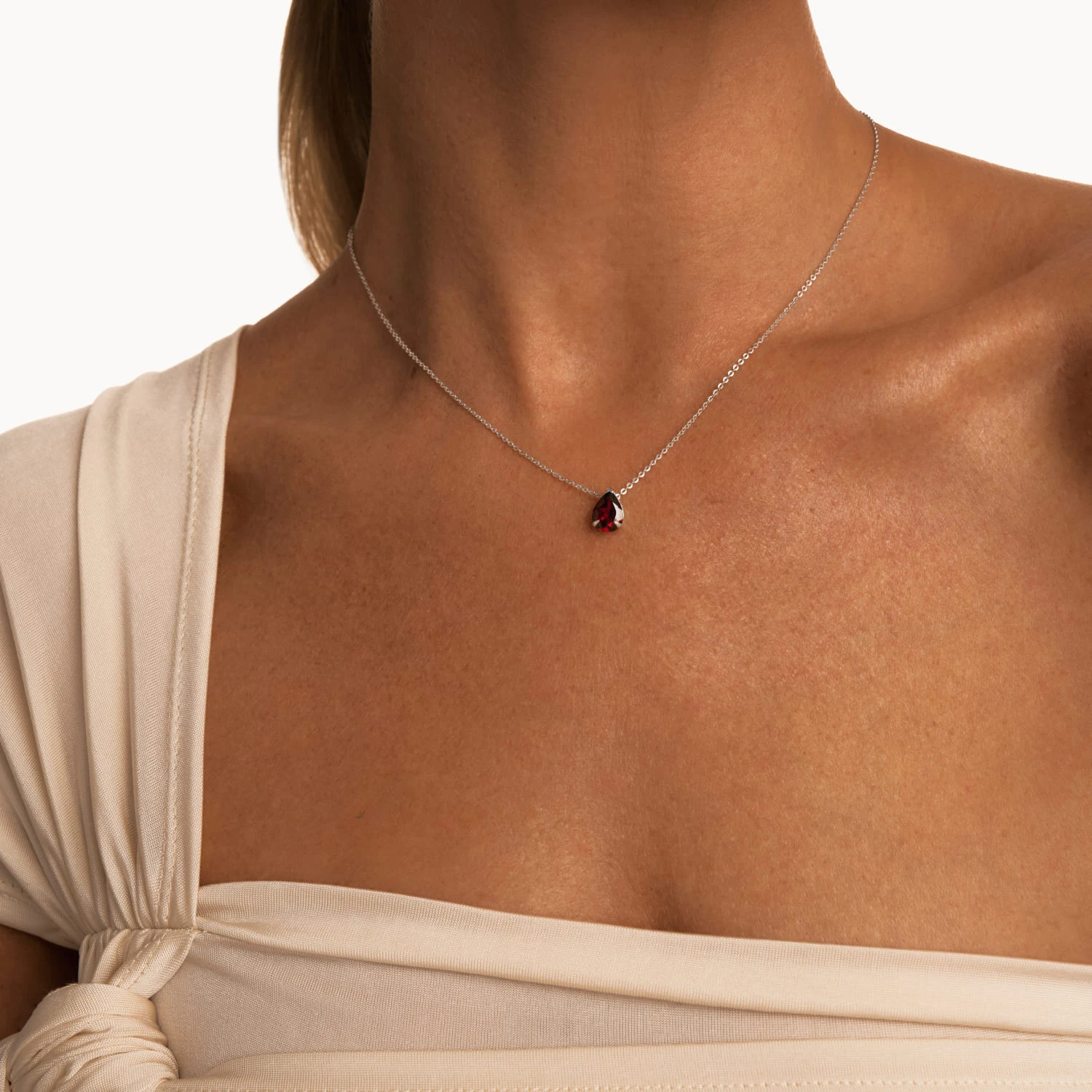 Серебряное колье ЭРОС на тонкой цепочке с натуральным гранатом