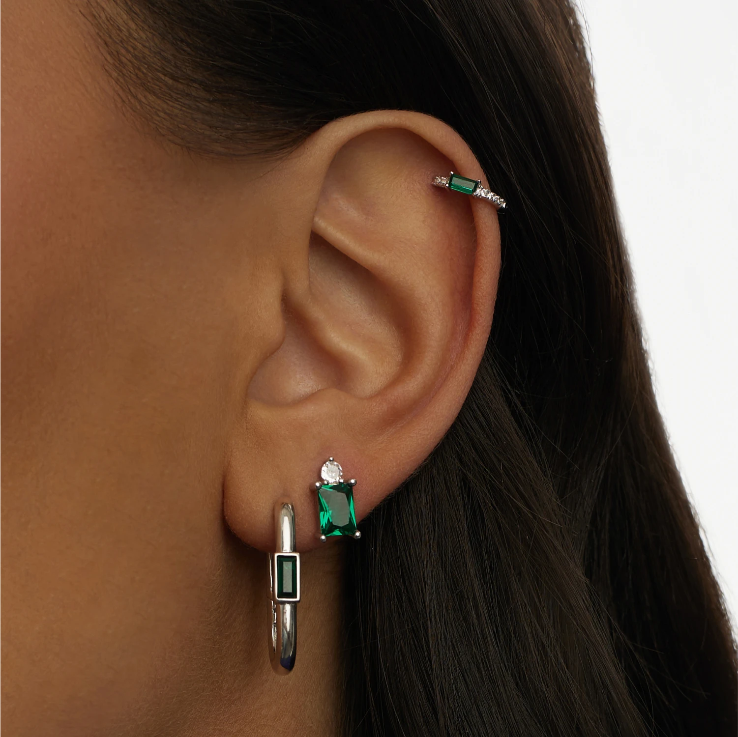 Серьги пусеты "Энергия" с зелёным фианитом из серебра