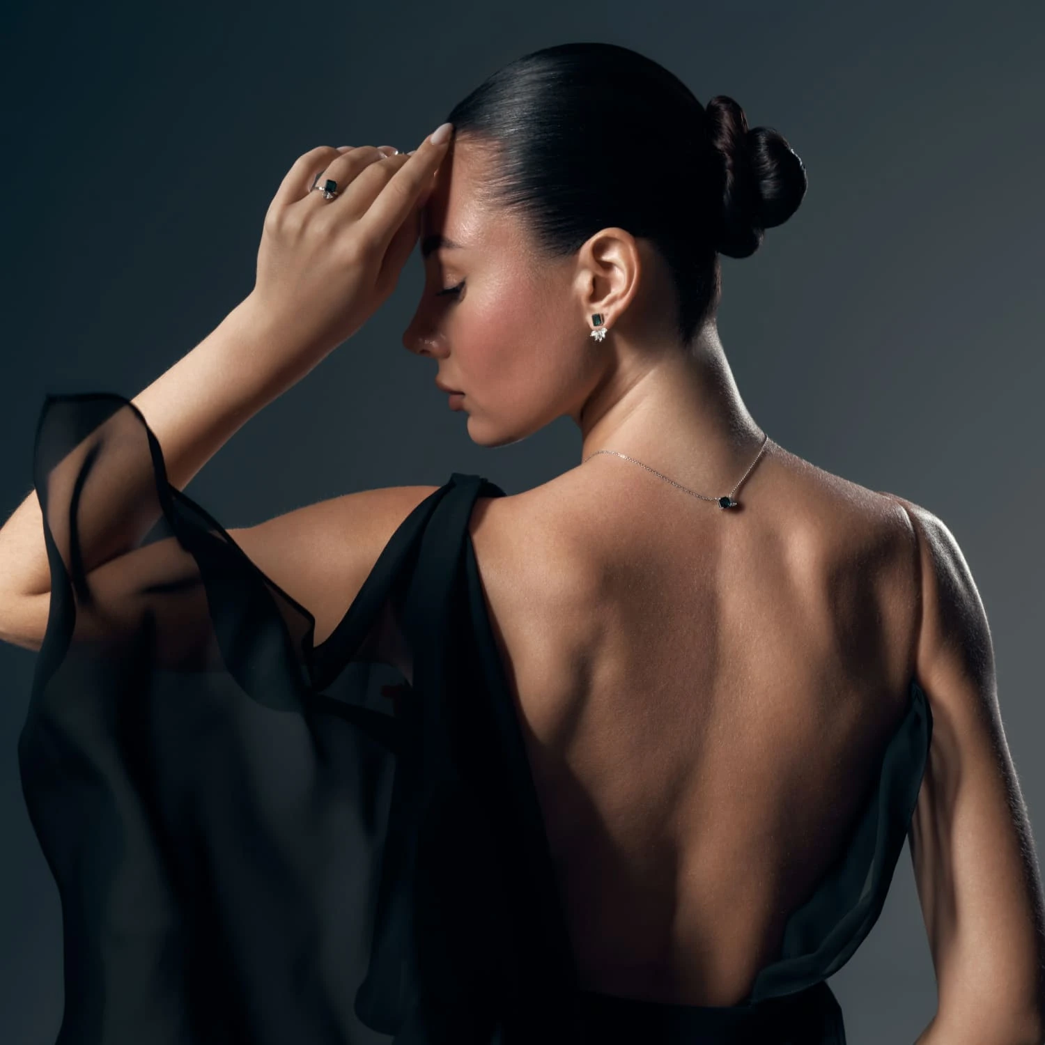 Колье из серебра ESSENCE с выращенным изумрудом