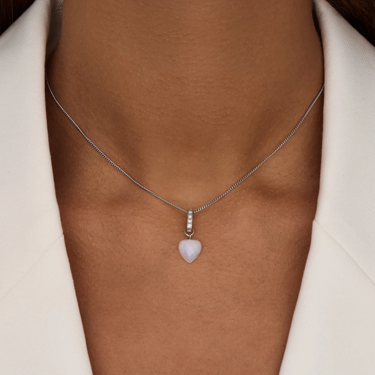 Серебряное колье с подвеской из натурального лунного камня и фианитов MIESTILO 