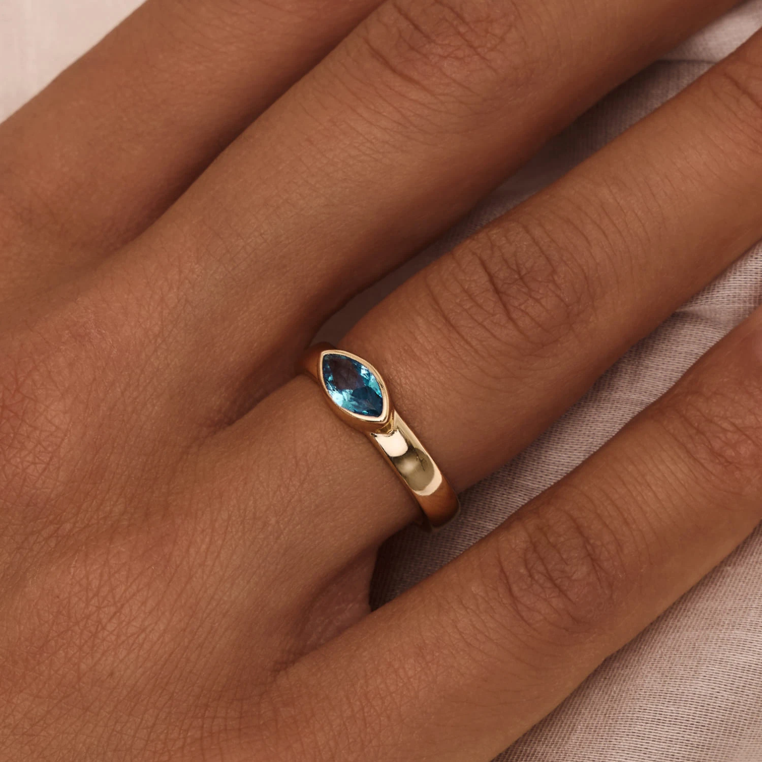 Серебряное кольцо в покрытии желтое золото с синтетической шпинелью MIESTILO