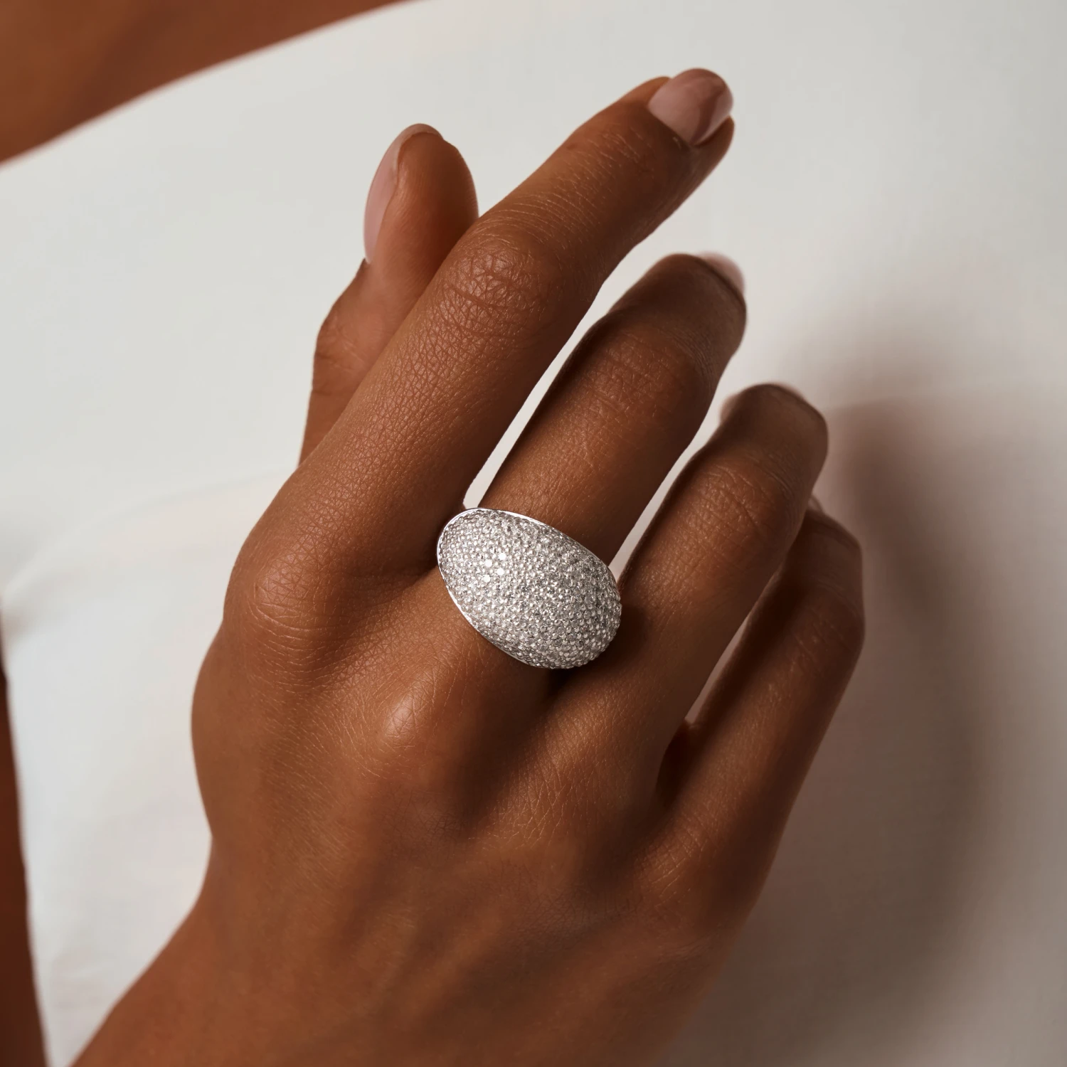 Объемное кольцо из серебра с россыпью фианитов