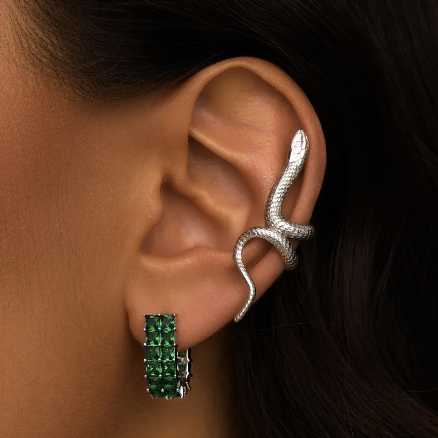 Серебряные двойные серьги с зелеными камнями