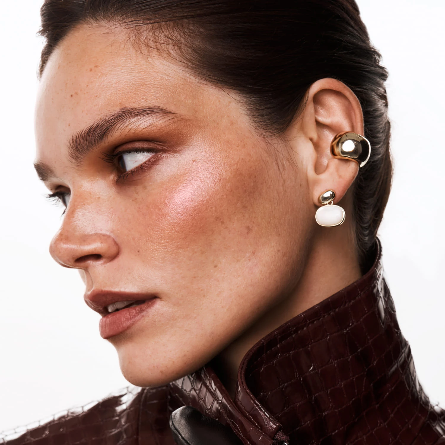 Широкий объемный кафф из серебра в покрытии желтое золото