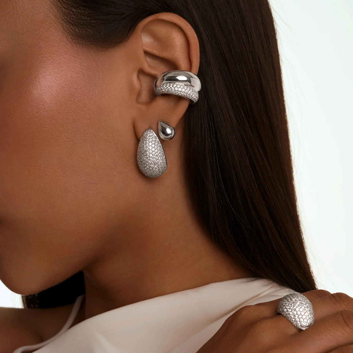 Крупные серьги из серебра с россыпью фианитов