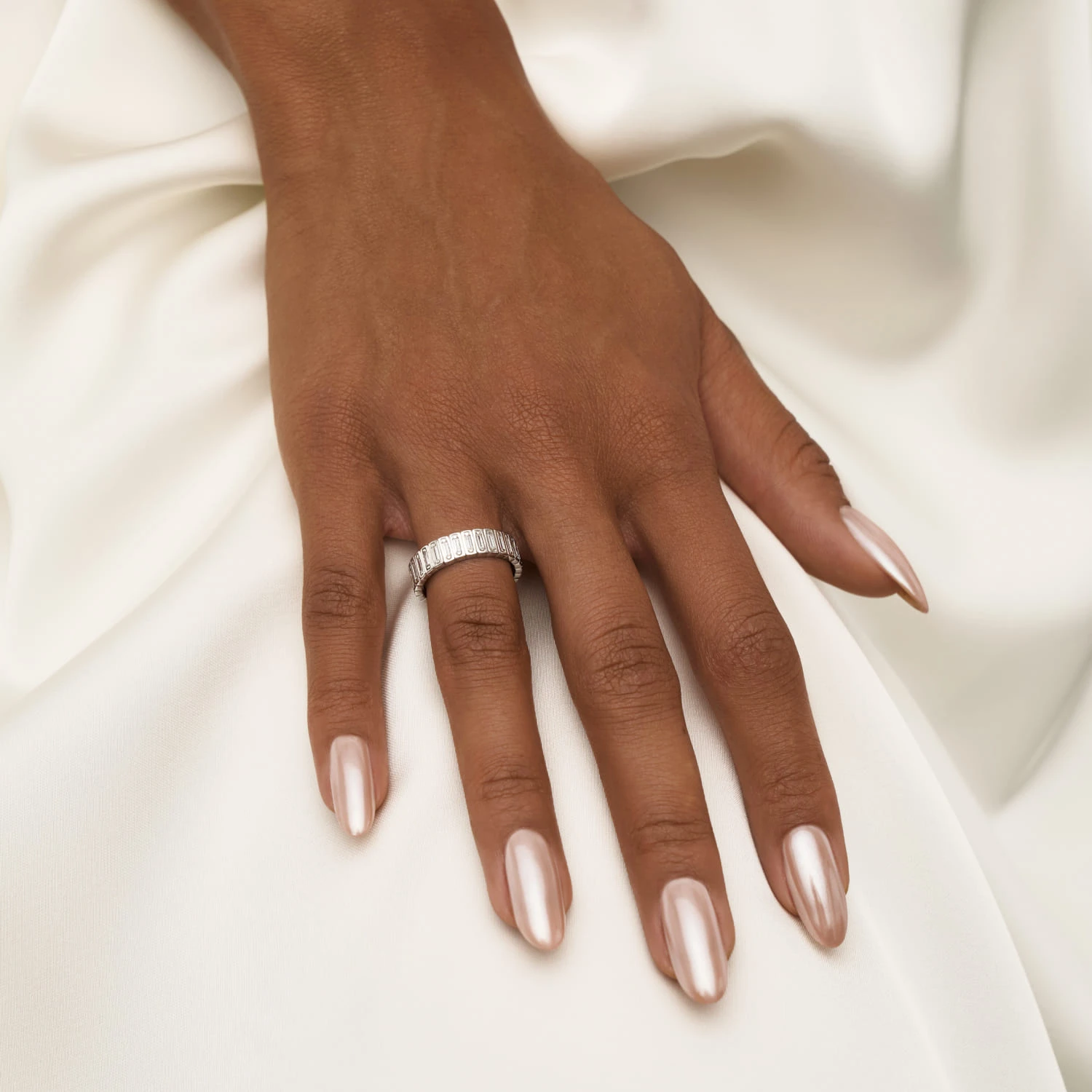 Широкое серебряное кольцо с дорожкой из фианитов в огранке багет MIESTILO 