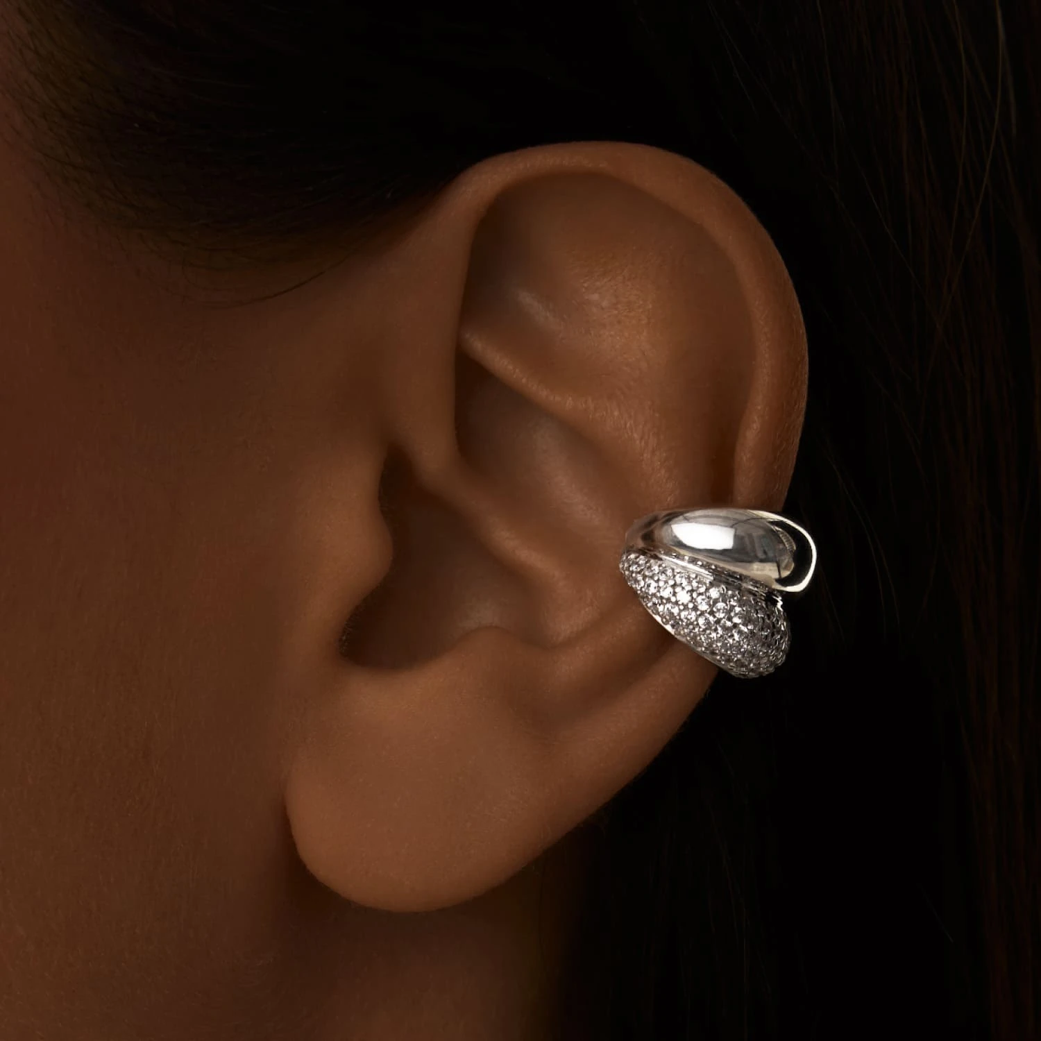 Серебряный кафф с россыпью фианитов