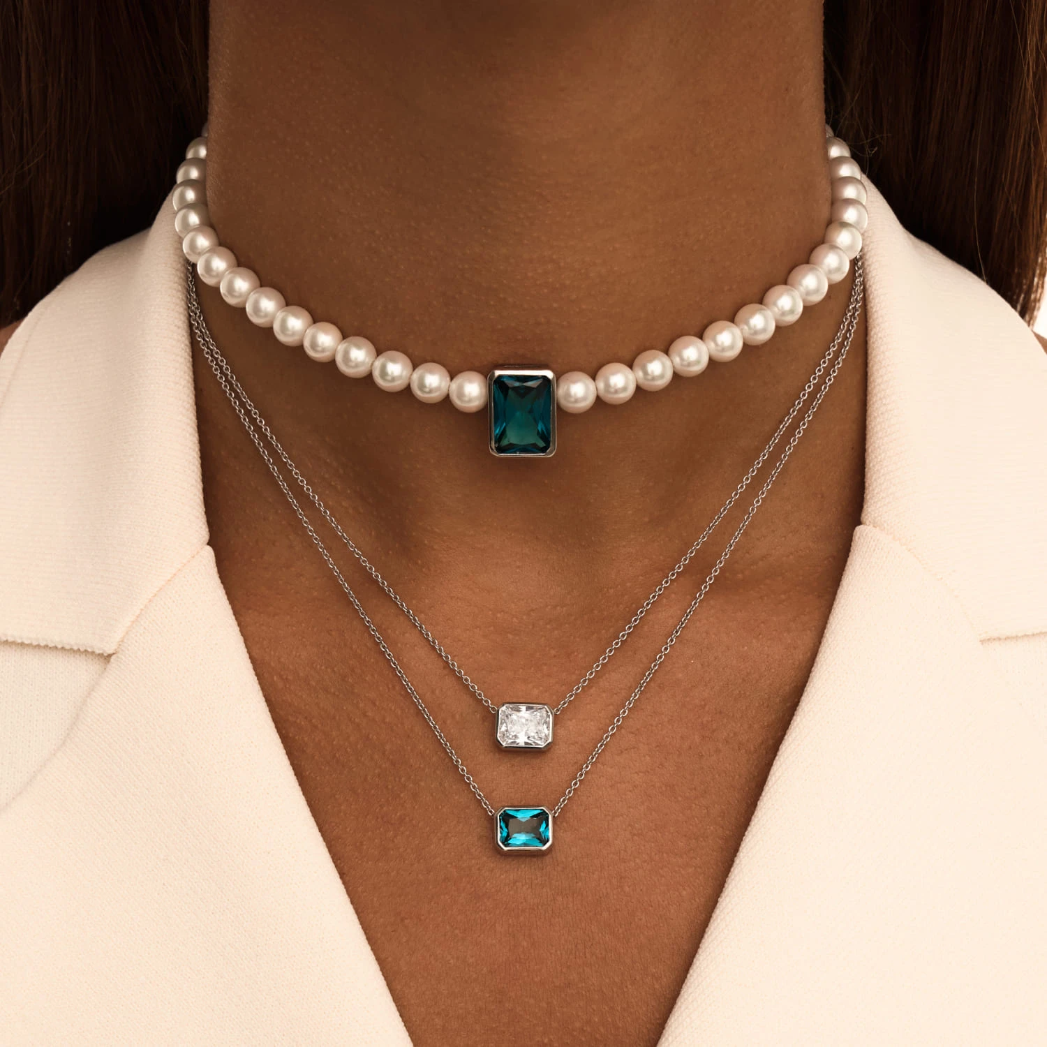 Серебряное колье с синим фианитом