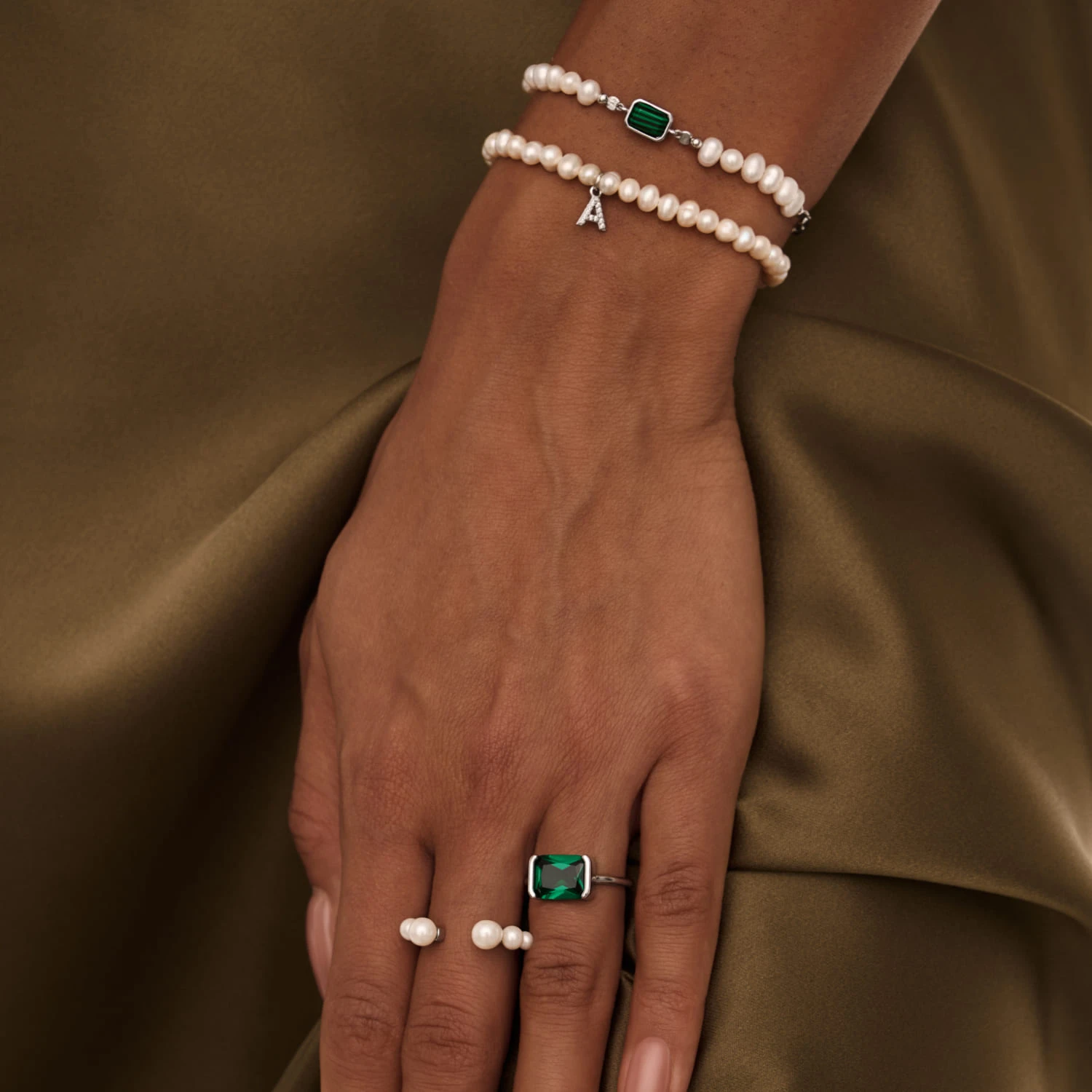 Серебряный браслет с синтетическим малахитом и культивированным речным жемчугом MIESTILO