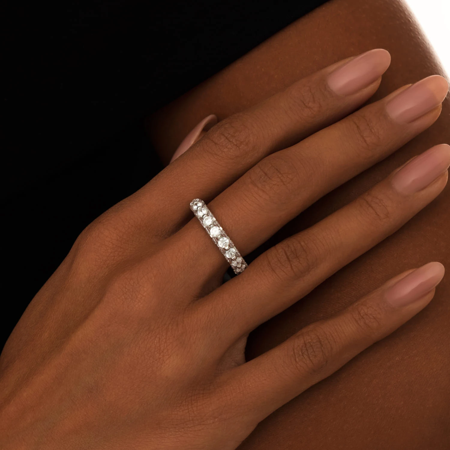 Серебряное кольцо из фианитов в огранке Круг