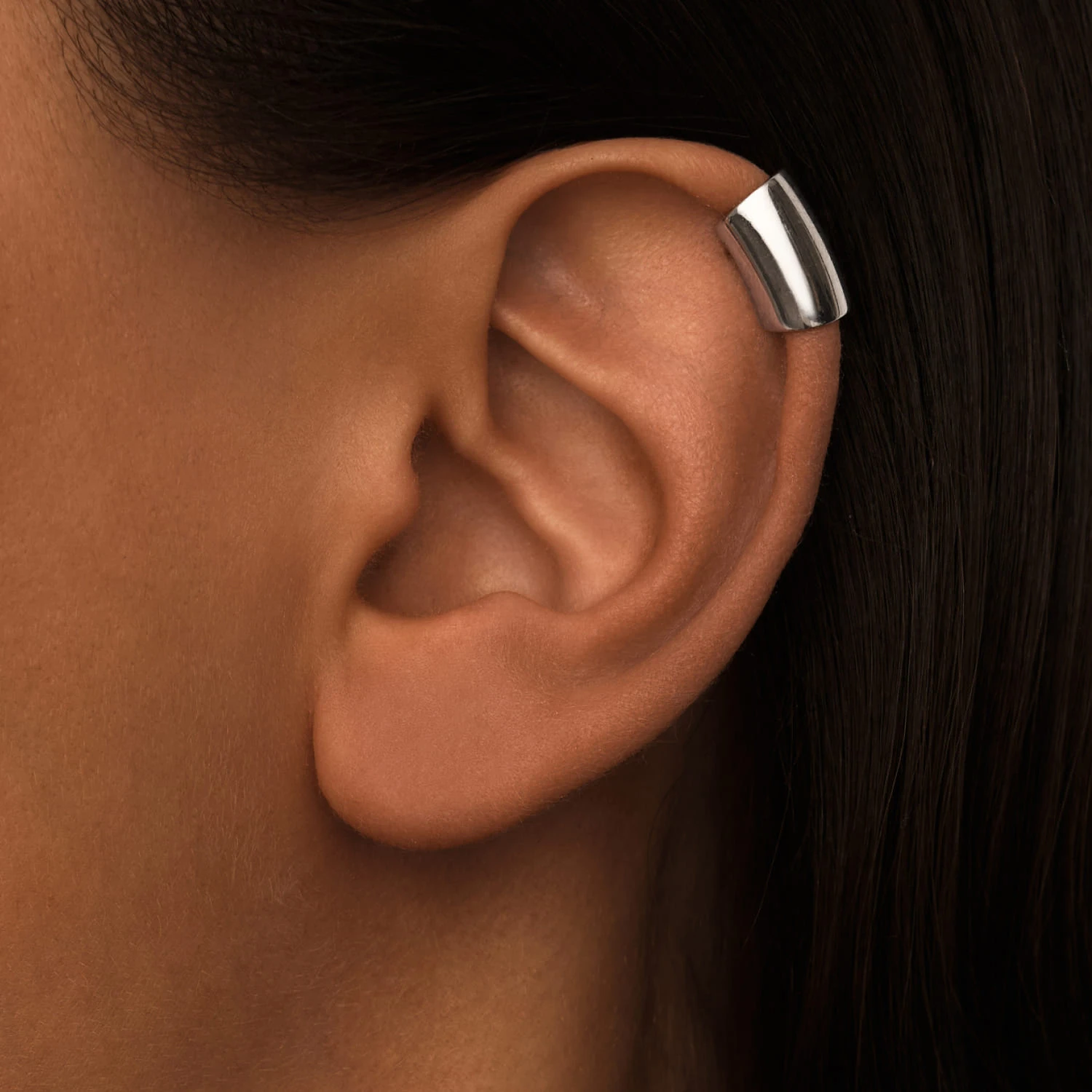 Серебряный вытянутый кафф с фианитом