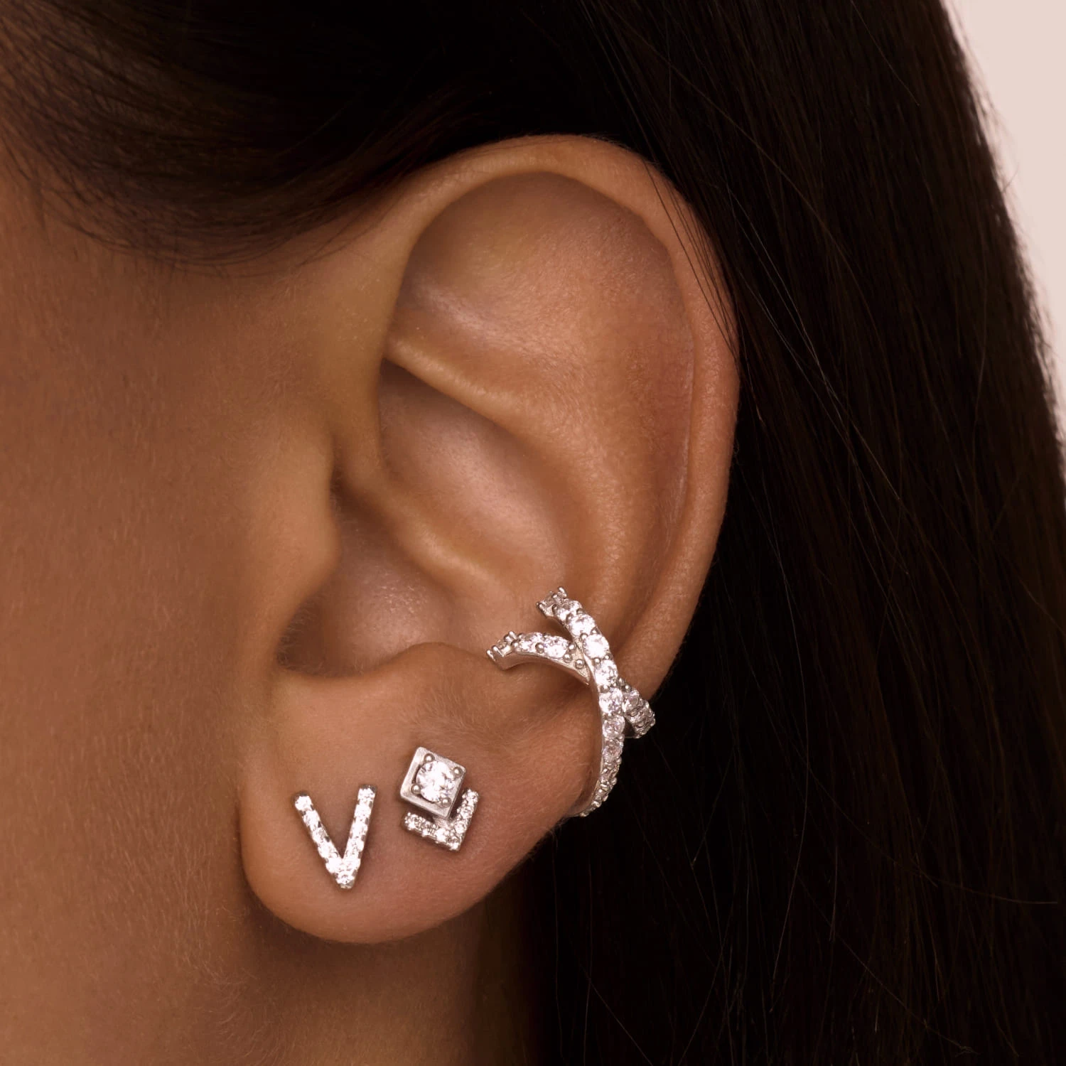 Геометричные серебряные пусеты с фианитами MIESTILO 