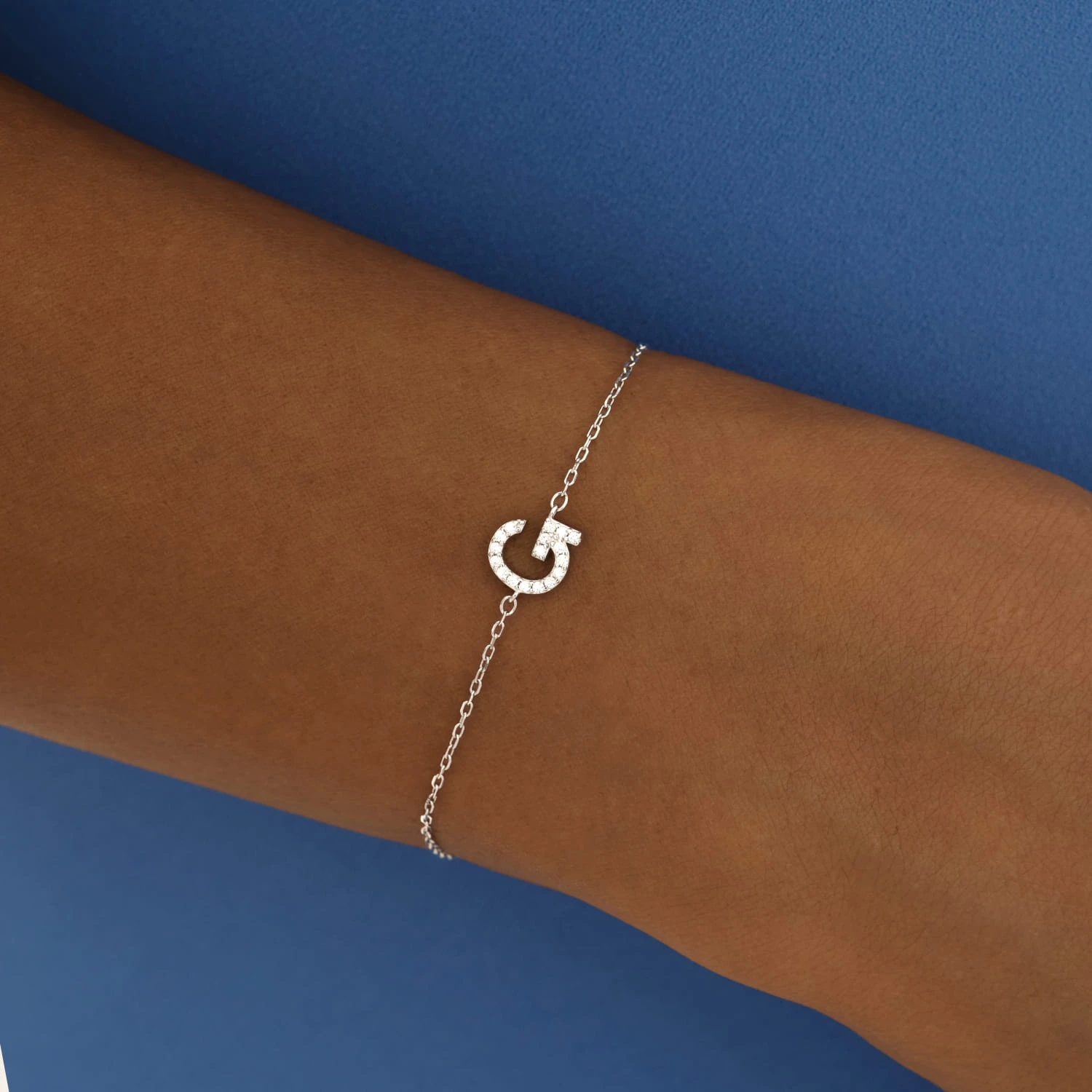 Серебряный браслет с буквой G MIESTILO