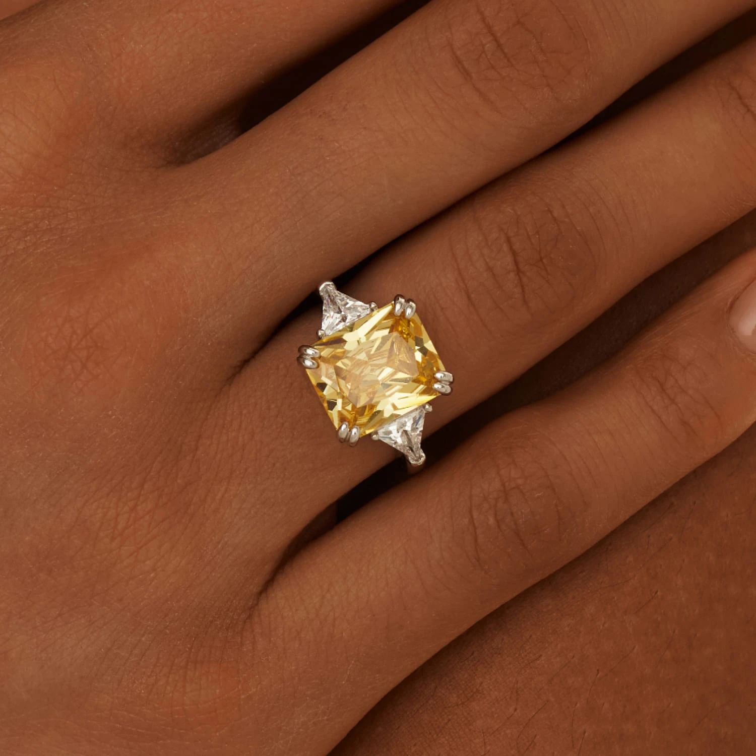 Серебряное крупное кольцо с желтым фианитом