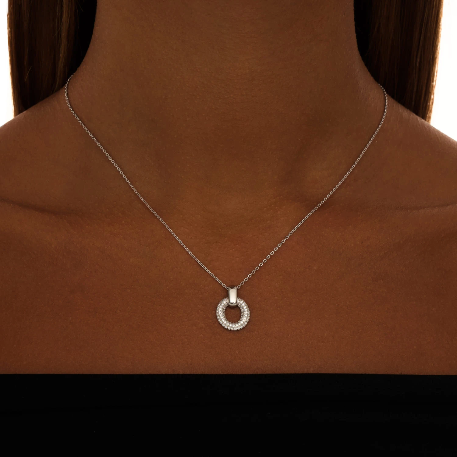 Серебряное колье с овальной подвеской с фианитами