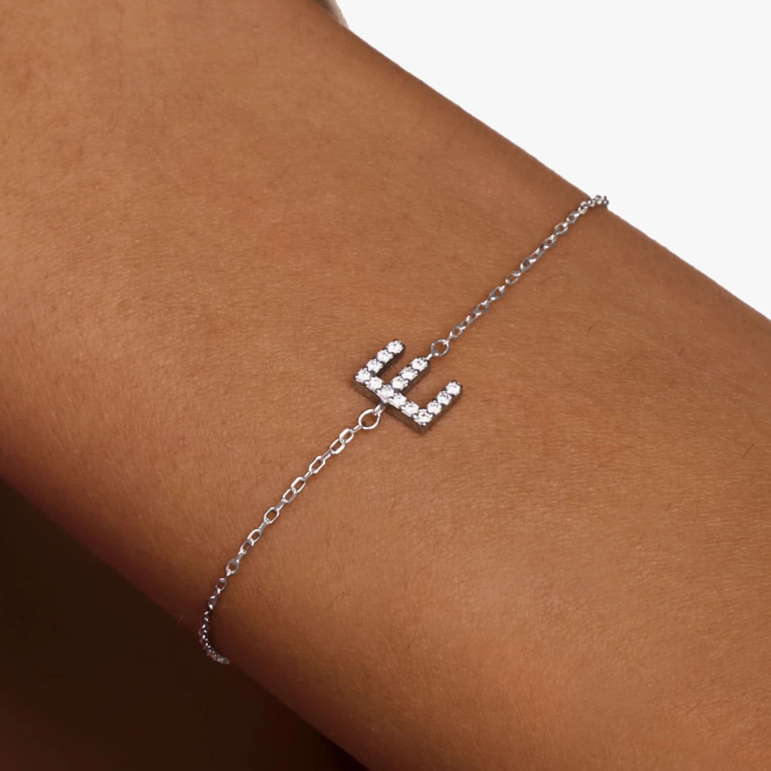 Серебряный браслет с буквой E MIESTILO