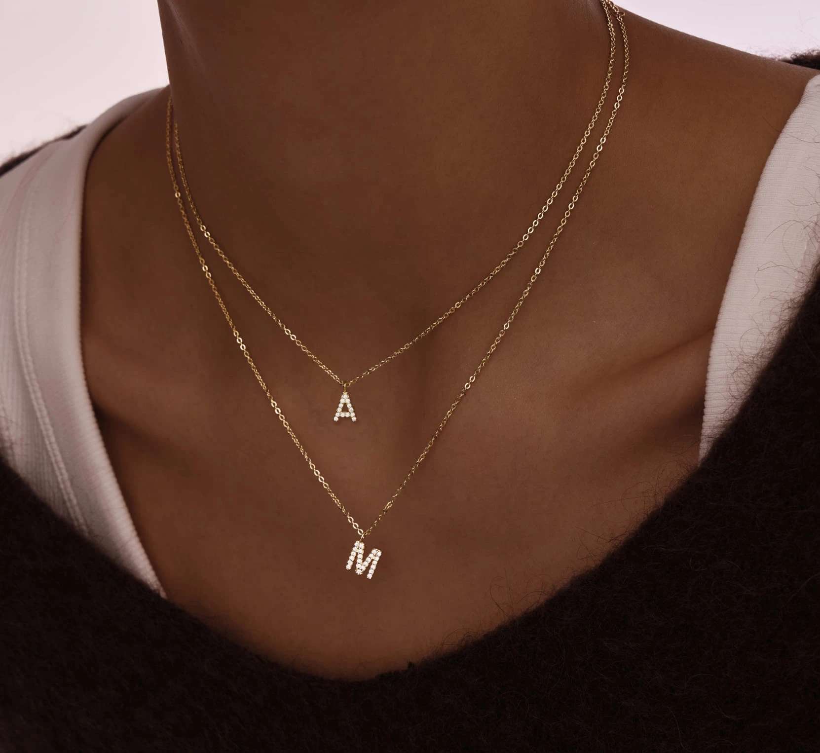 Серебряное колье  в покрытии желтое золото  с буквой М MIESTILO