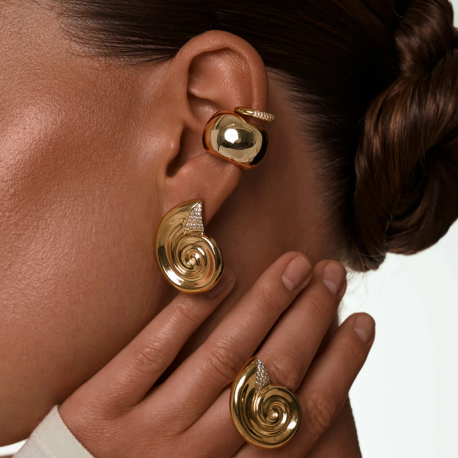 Широкий объемный кафф из серебра в покрытии желтое золото