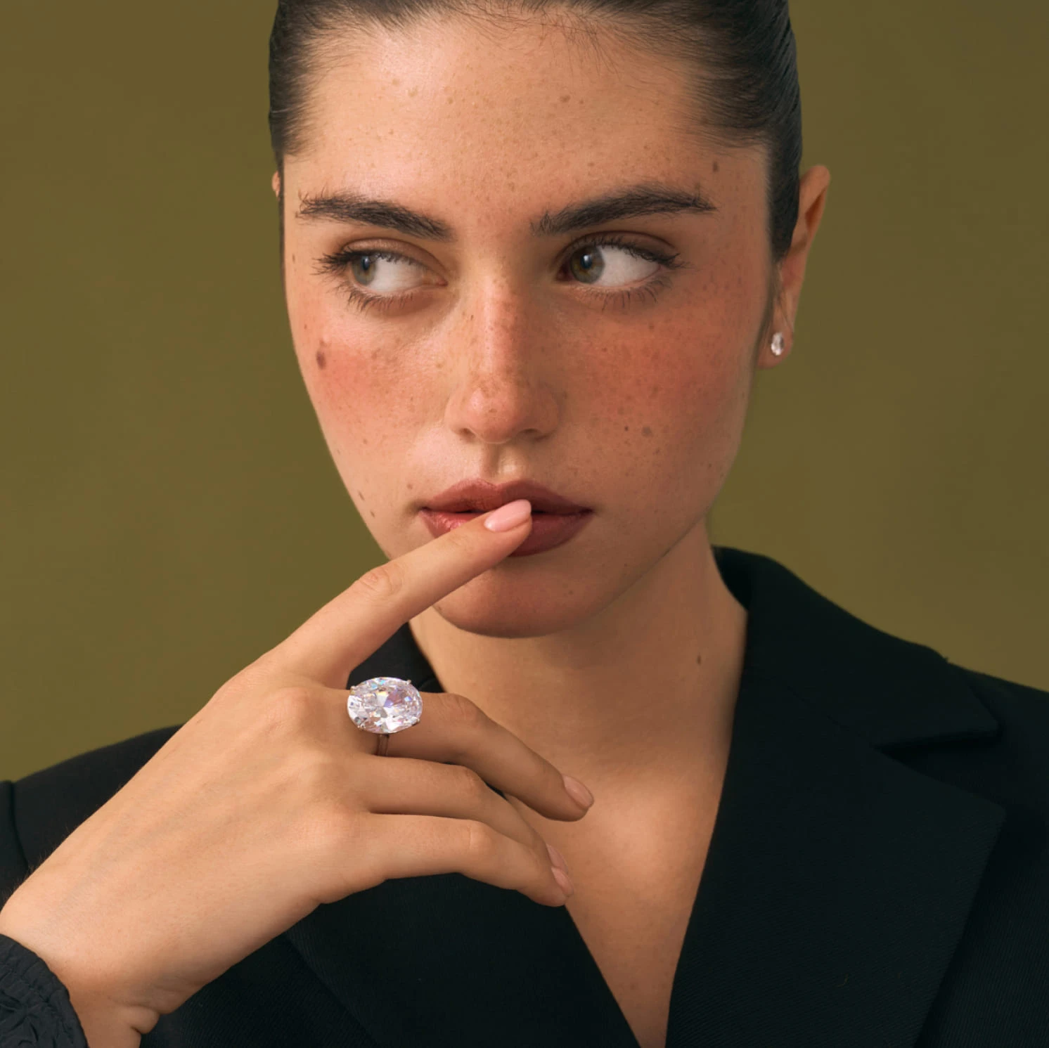 Коктейльное кольцо из серебра с фианитом Овал