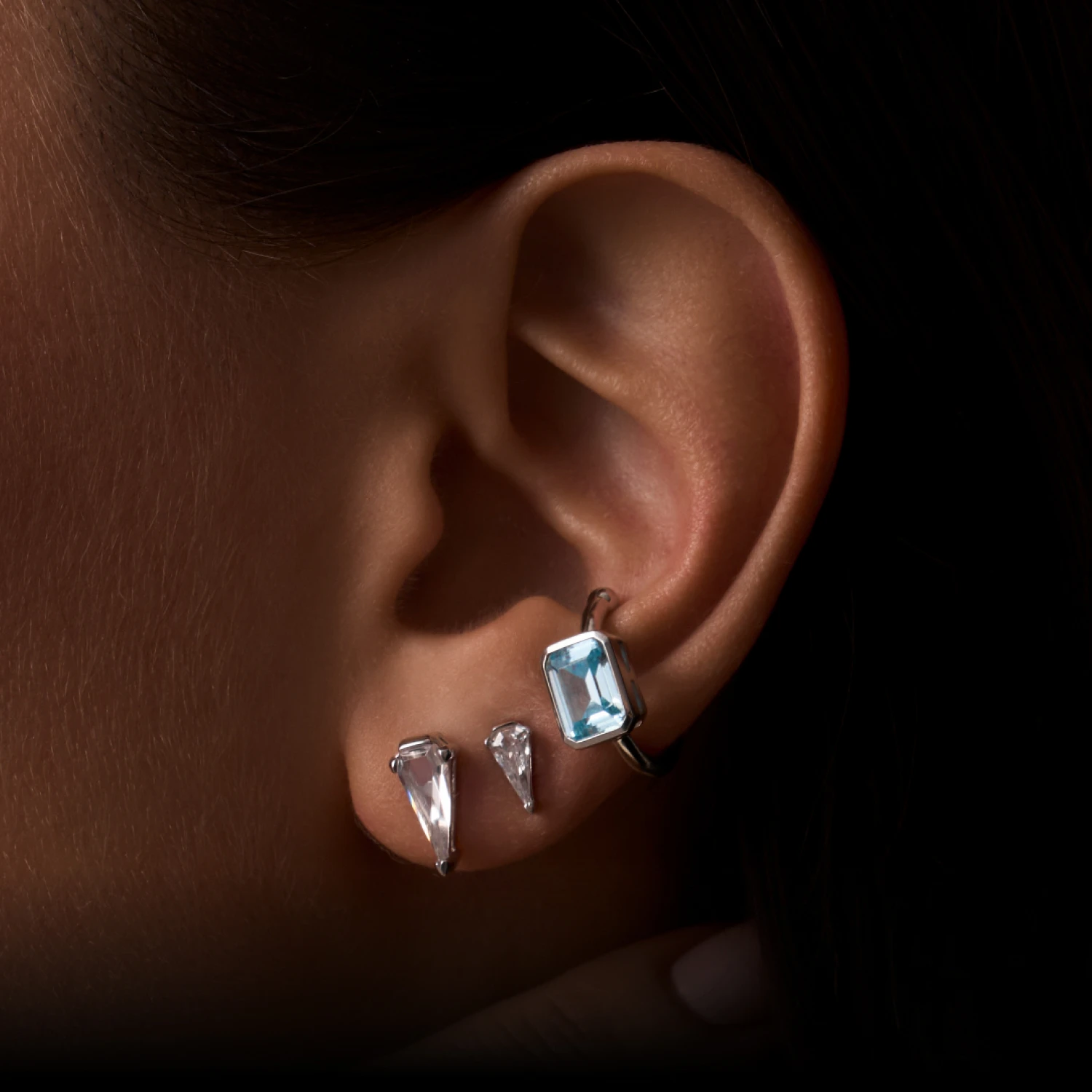 Серебряные серьги-пусеты с фианитами в огранке Грейс