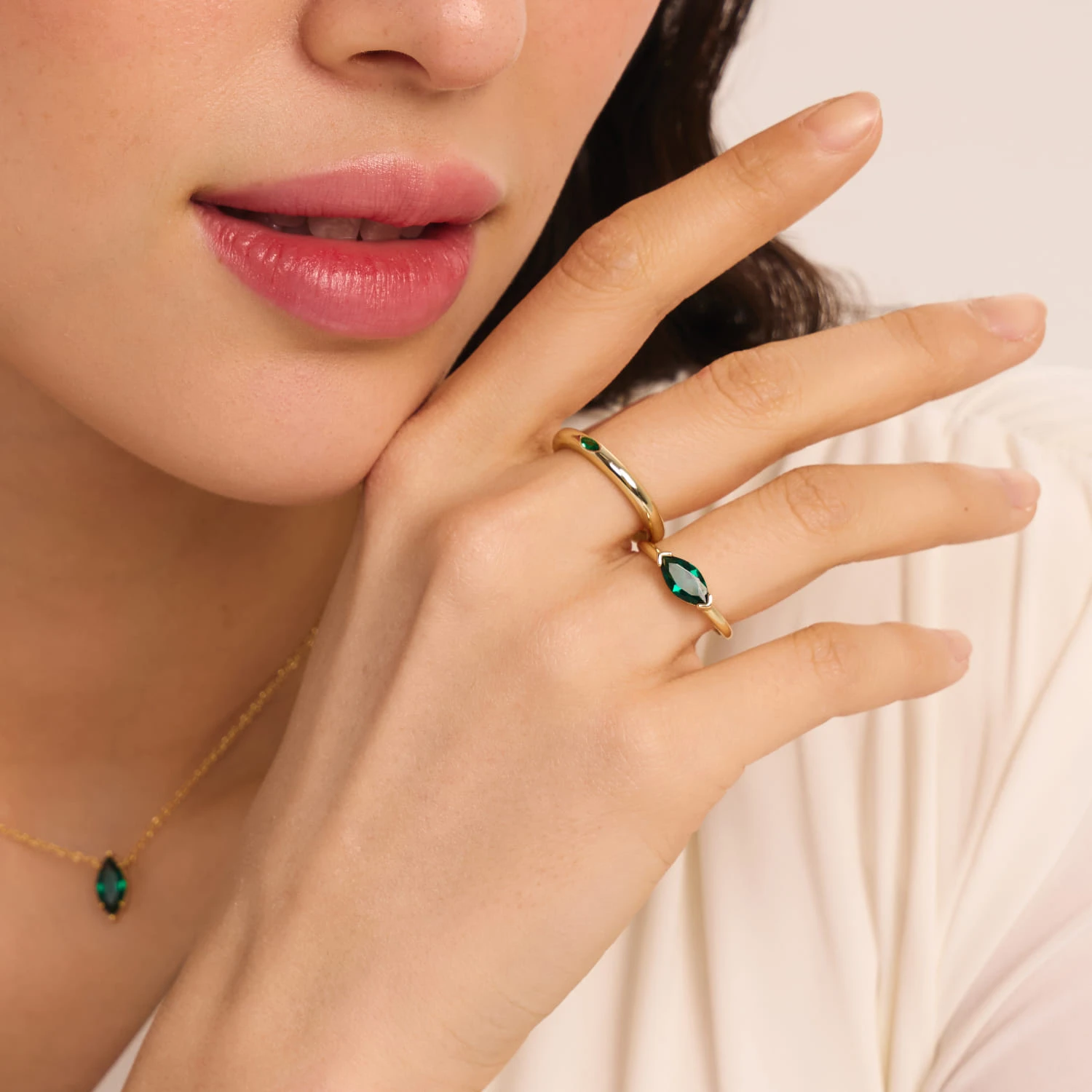 Серебряное кольцо в покрытии желтое золото с фианитом MIESTILO