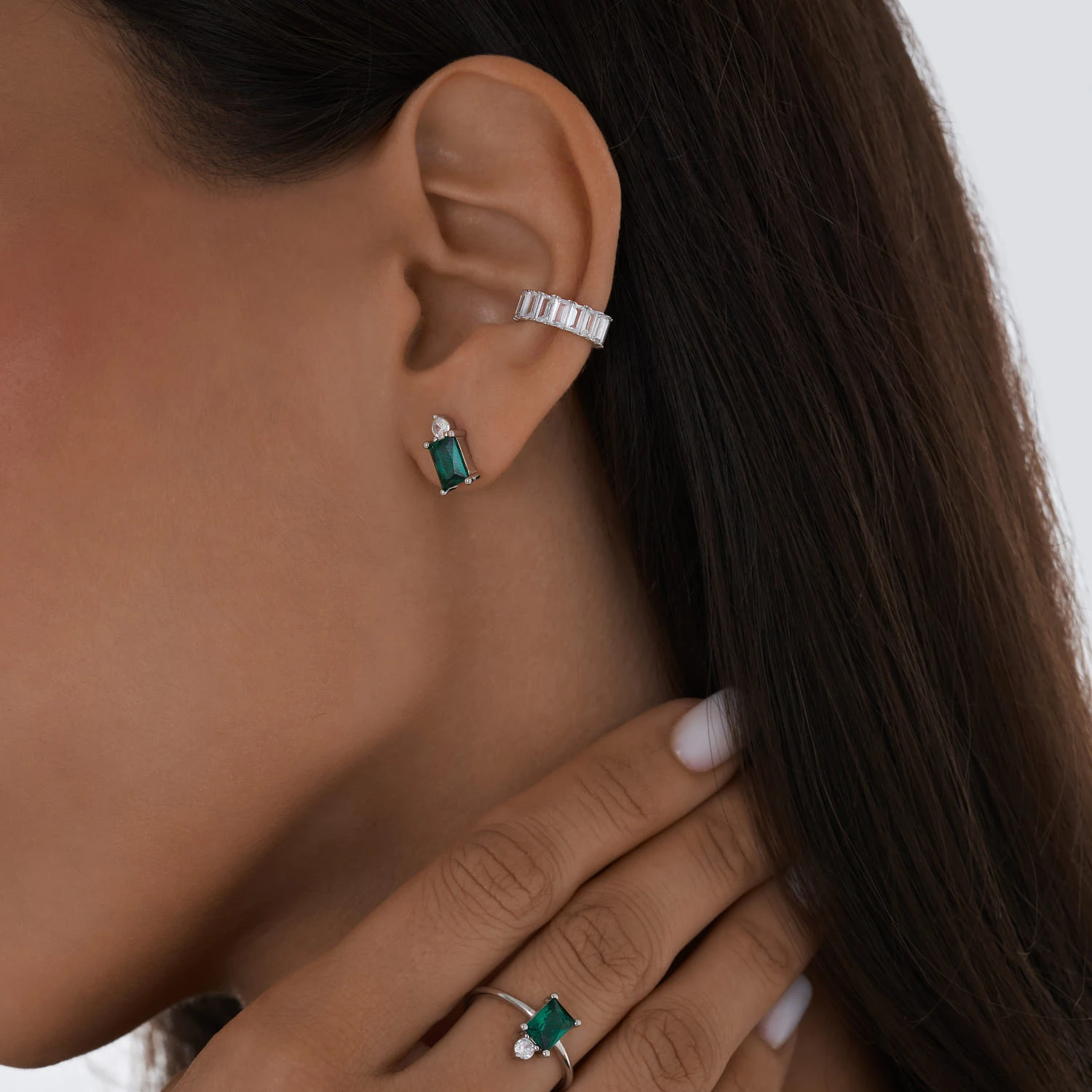 Серьги пусеты "Энергия" с зелёным фианитом из серебра