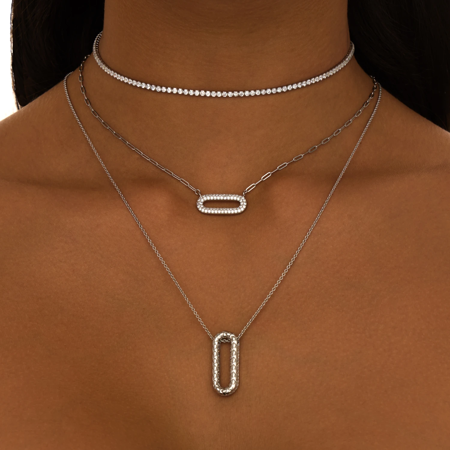 Колье из серебра с фактурным овалом и фианитами