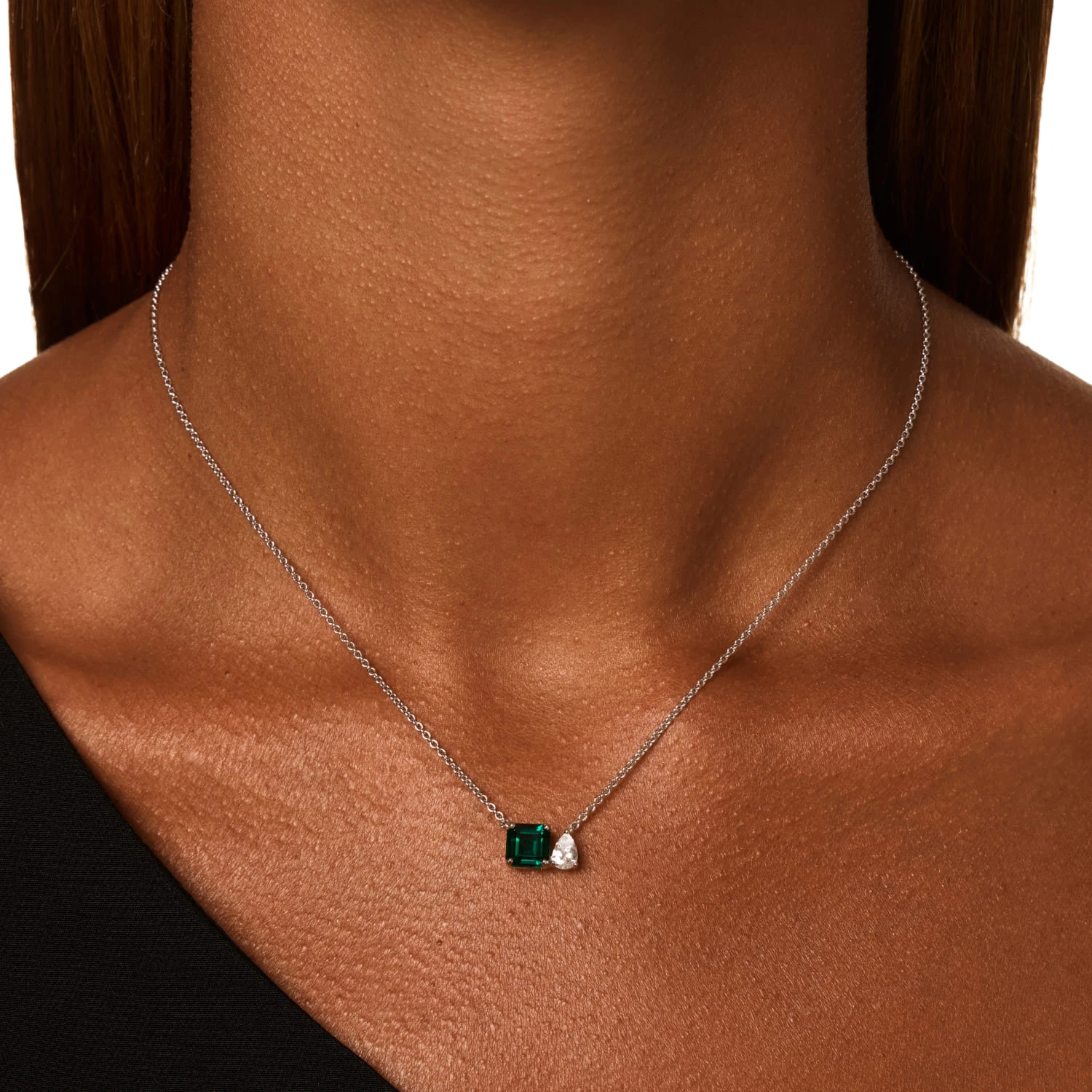 Колье из серебра ESSENCE с выращенным изумрудом