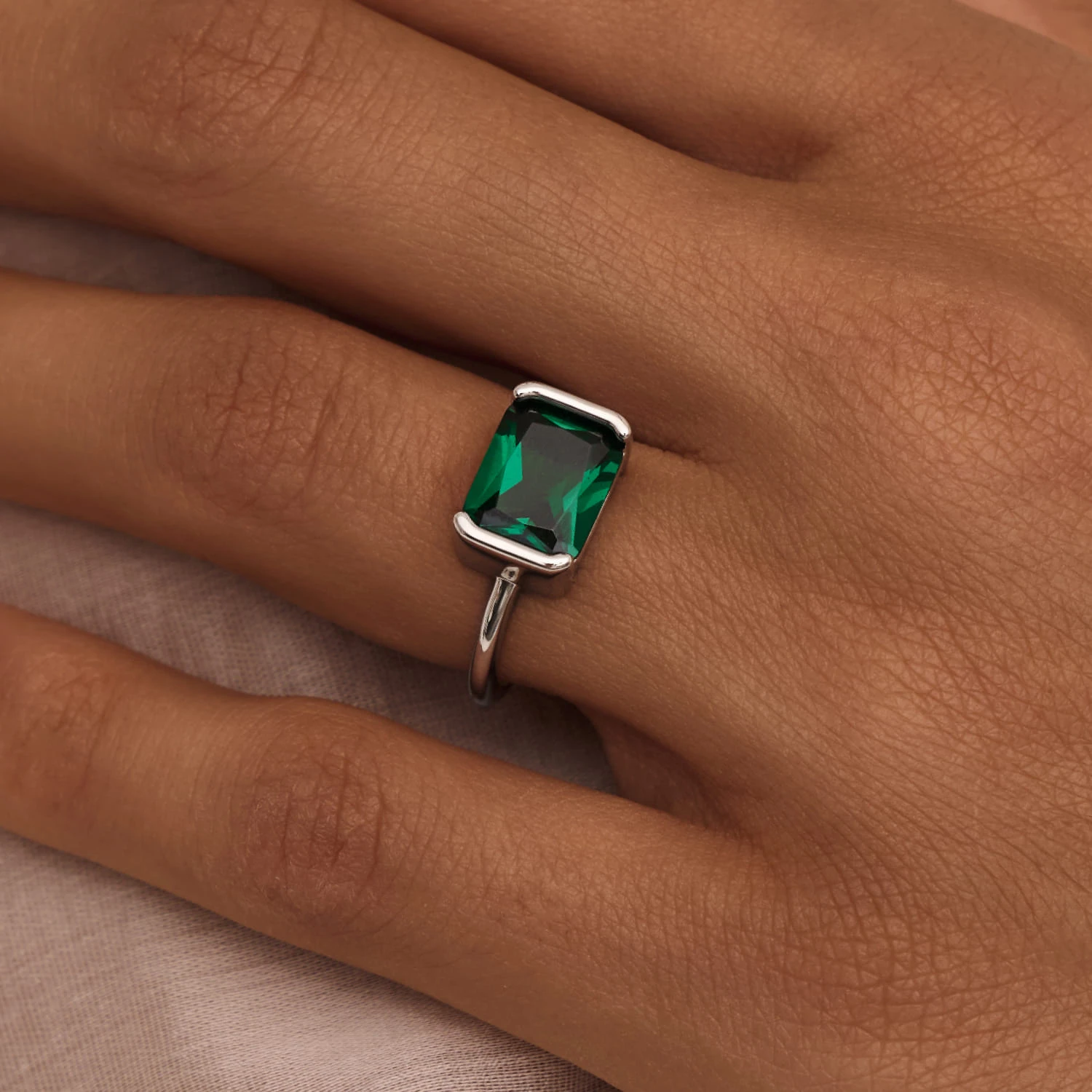 Серебряное кольцо-солитер с зеленым фианитом MIESTILO 