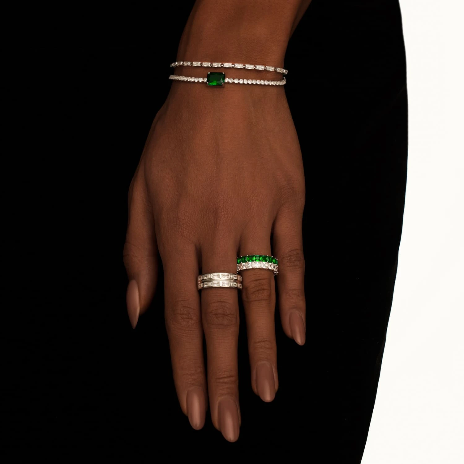 Серебряное двойное кольцо с зелеными и белыми камнями