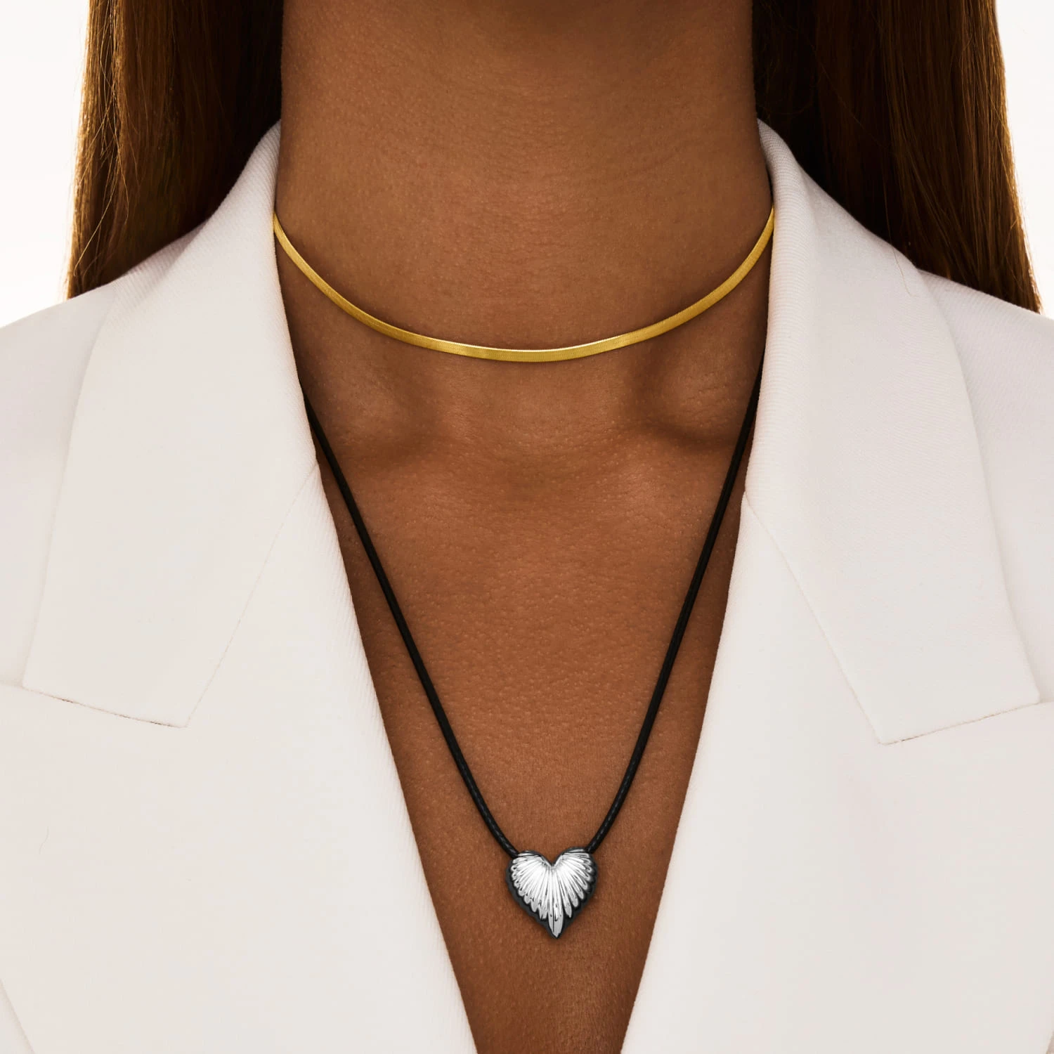 Колье на кожаном шнурке с серебряной подвеской в форме сердца