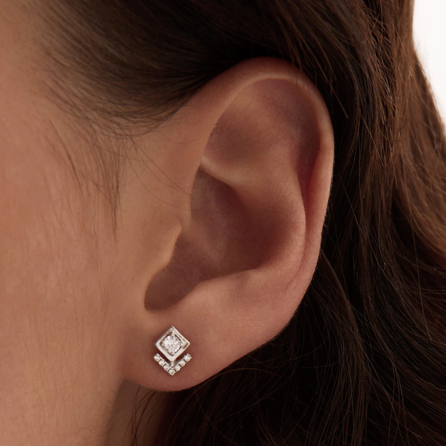 Геометричные серебряные пусеты с фианитами MIESTILO 