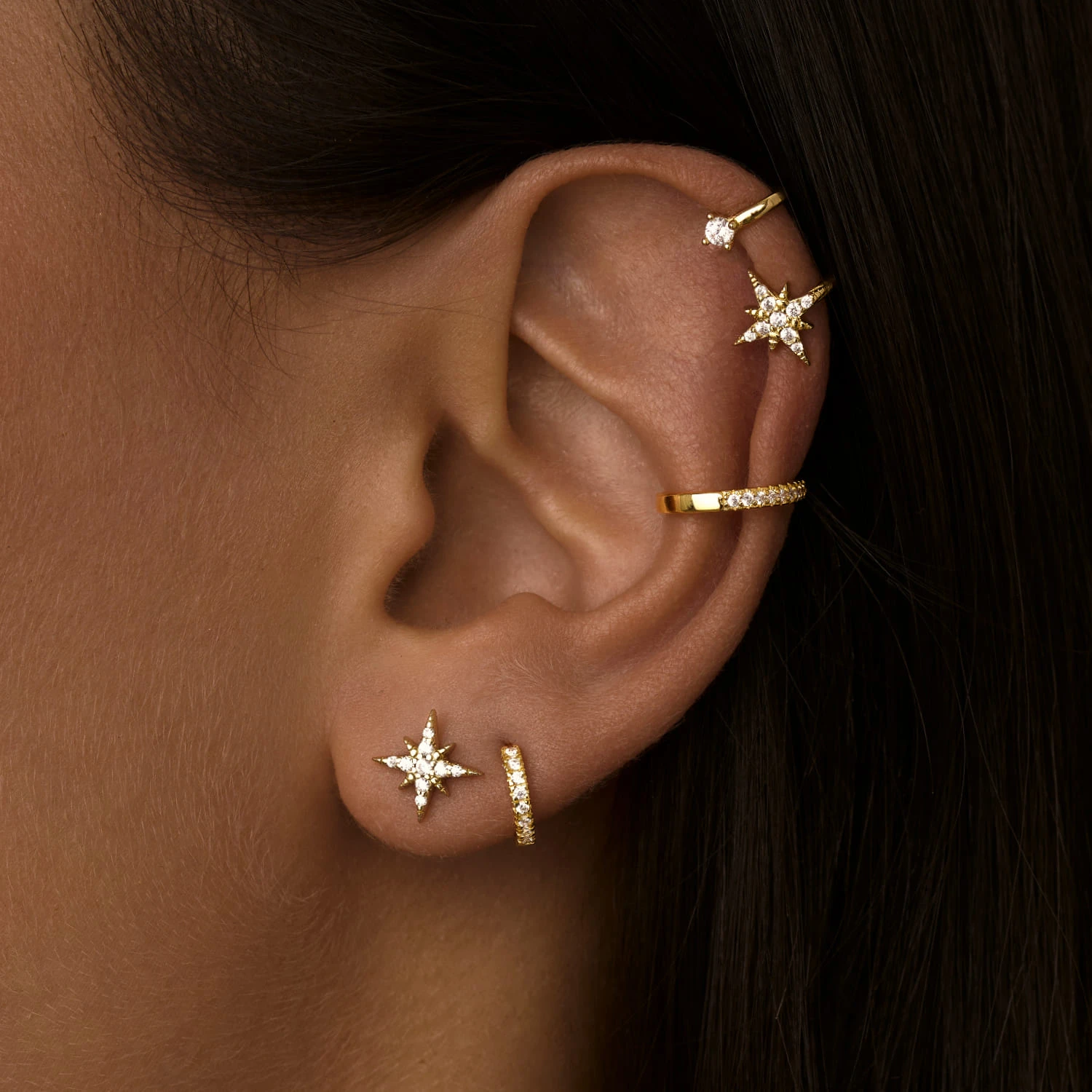 Позолоченный кафф со звездой и фианитами из серебра MIESTILO