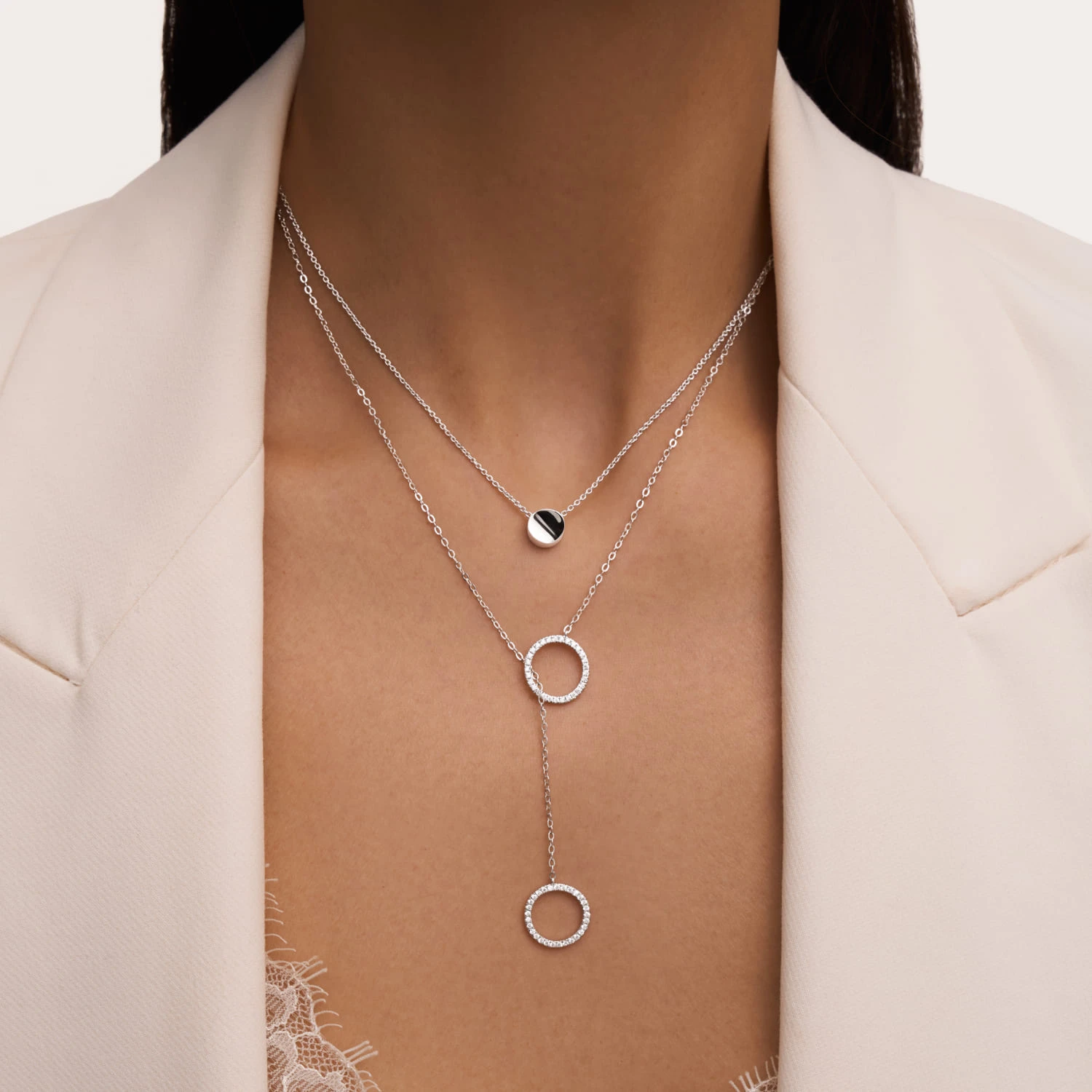 Серебряное колье с круглой подвеской