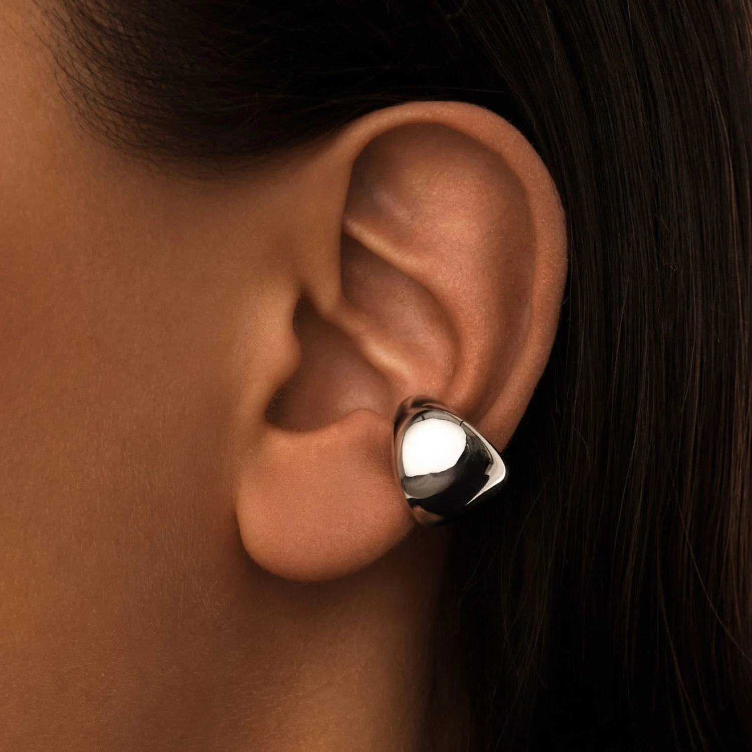 Крупный серебряный кафф с зеленым фианитом