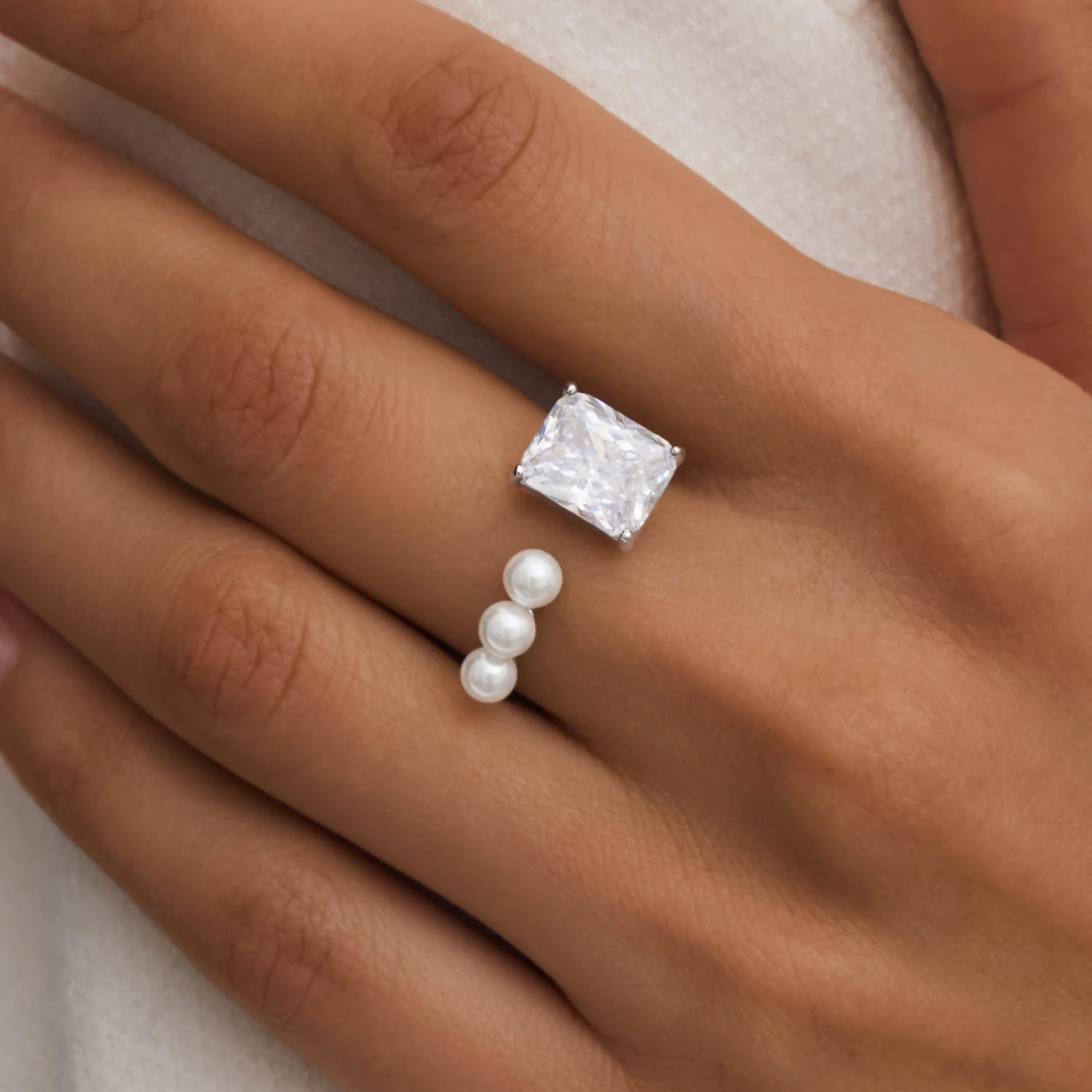 Серебряное кольцо СИЦИЛИЯ с жемчугом и крупным белым фианитом