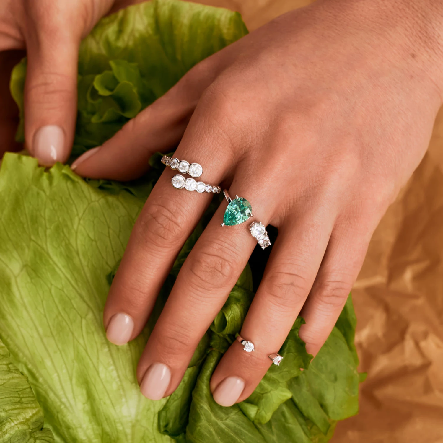 Серебряное разомкнутое кольцо с фианитами в огранке Круг